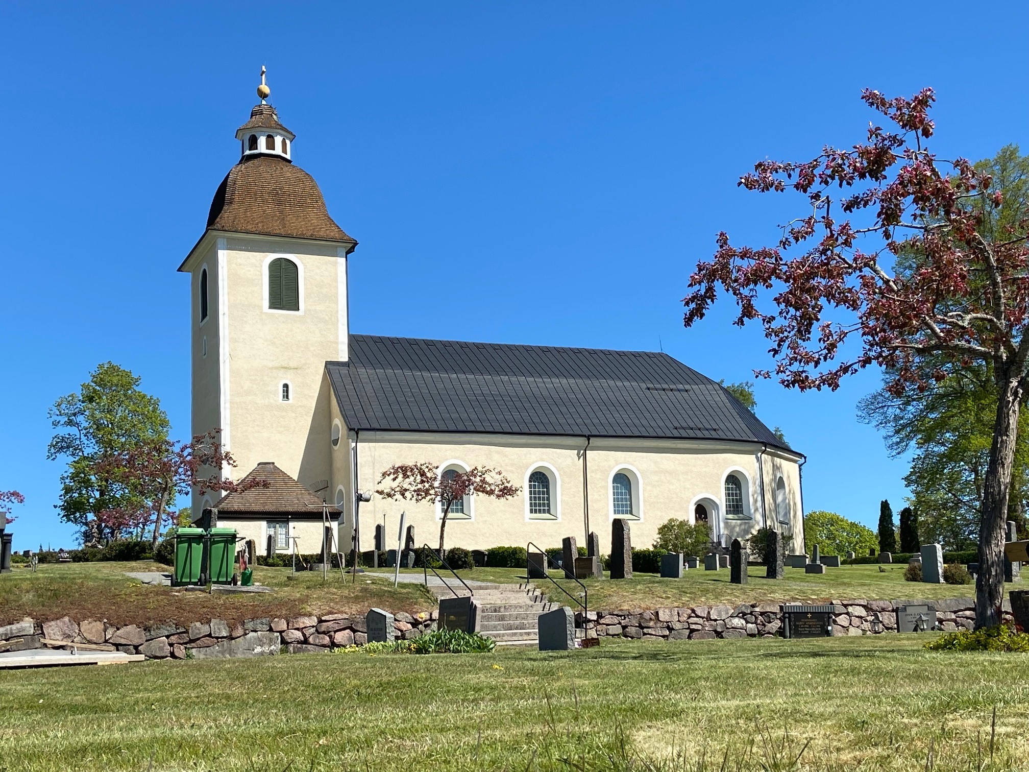 Hjorteds kyrka med blå himmel
