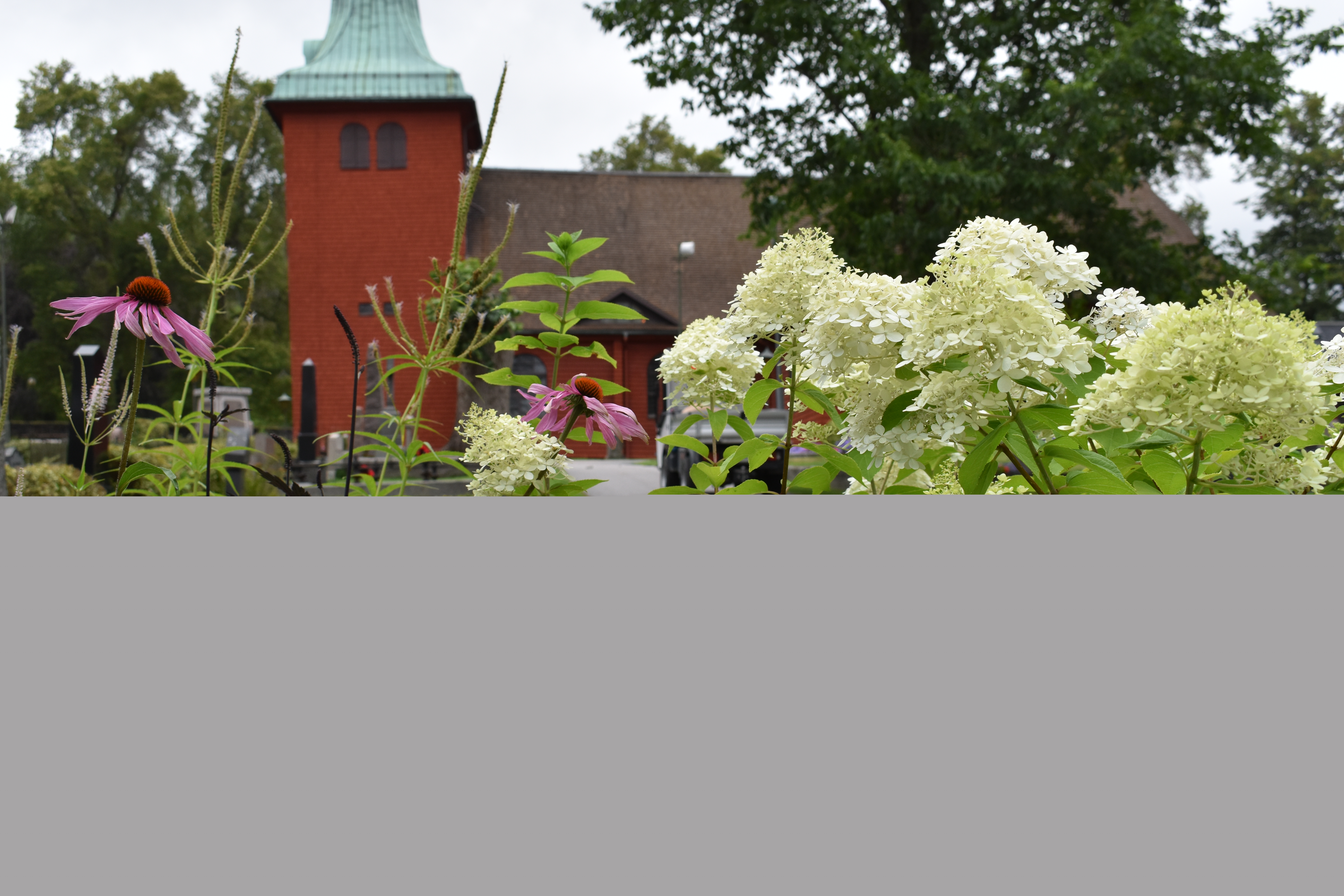 Blommor framför Karlskoga kyrka en sensommardag