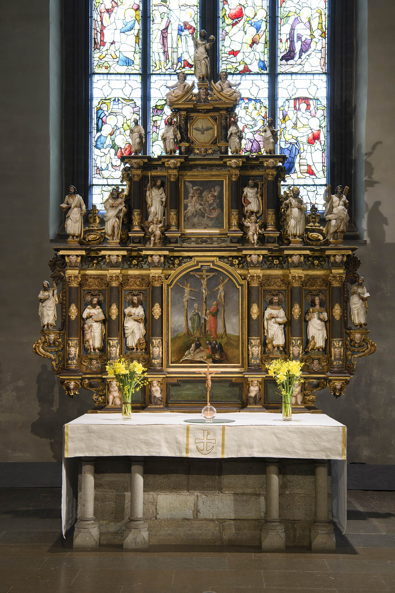 Bilden visar altaret och altaruppsatsen i S:t Nicolai kyrka i Örebro.