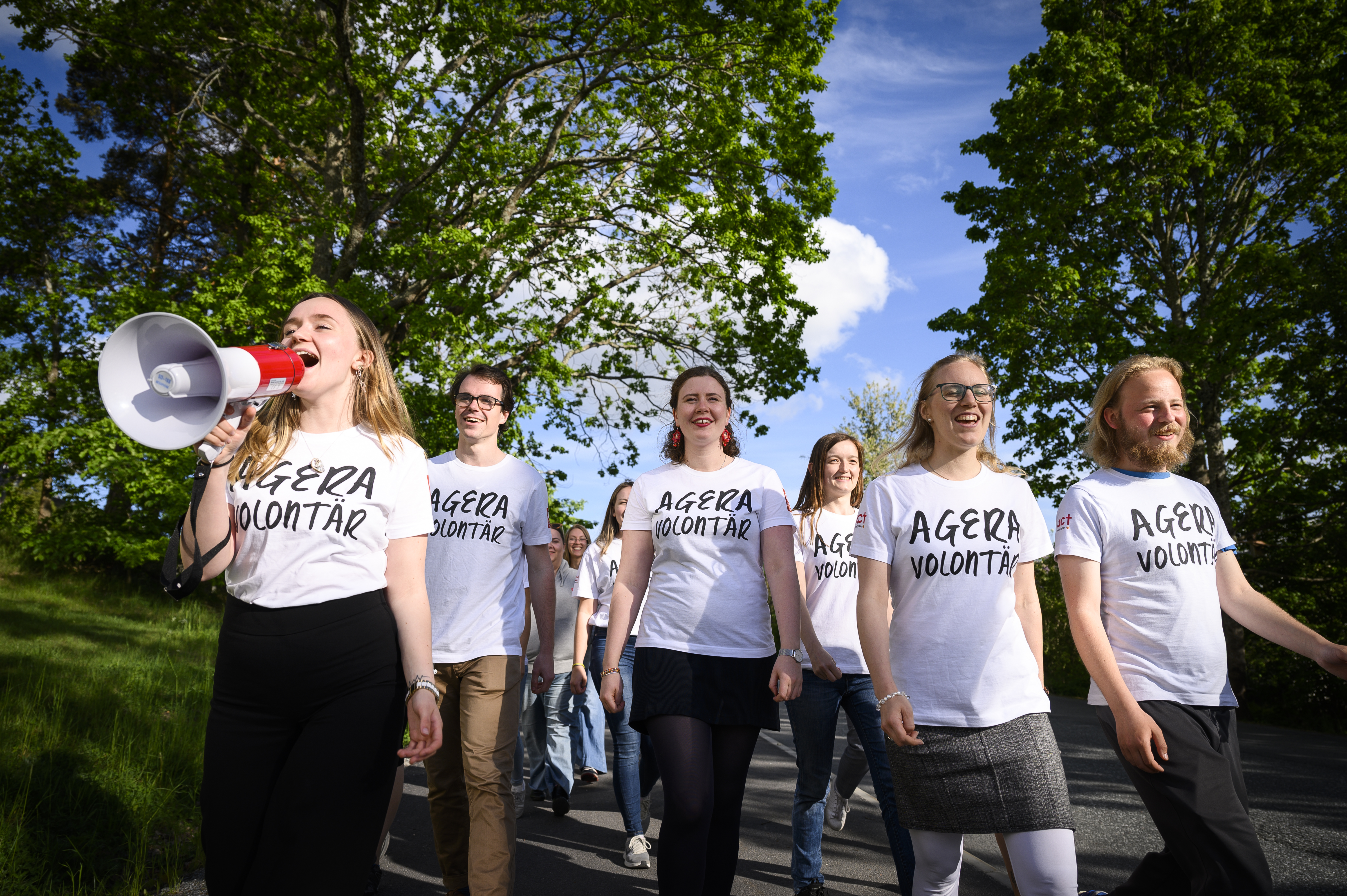Act Svenska kyrkans Ageravolontärer med budskap om fred, klimaträttvisa och global solidaritet.