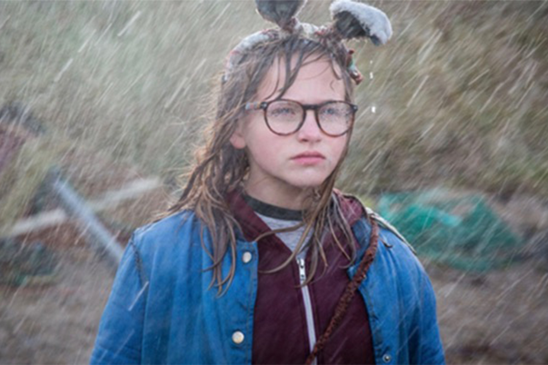 Scen från filmen I Kill Giants. Föreställer flicka i regnet.