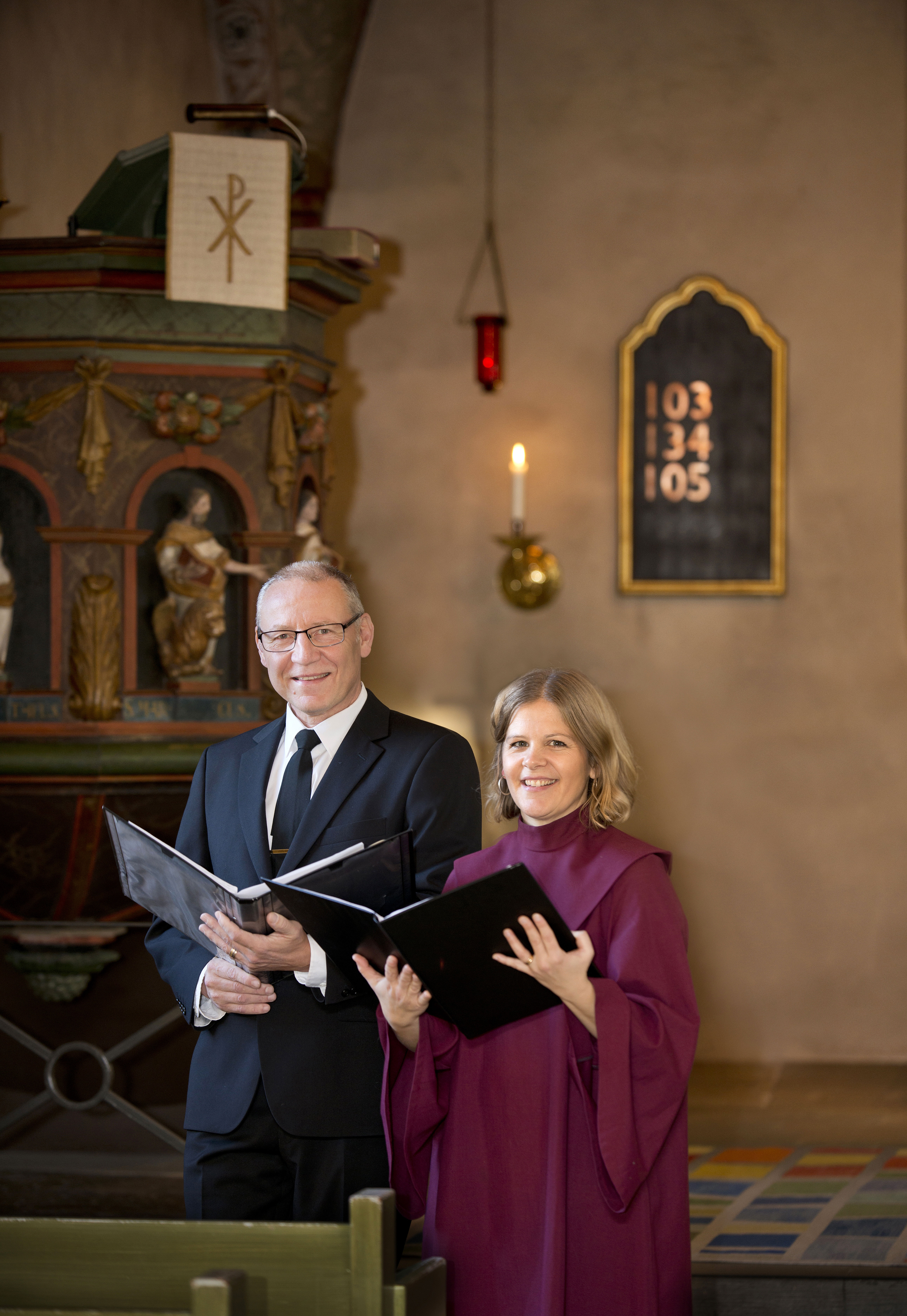 Bilden visar körsångarna Jan Rönnkvist, som sjunger i Vox Alma, och Sara Björnmo, som sjunger i Olaus Petri Cantores.