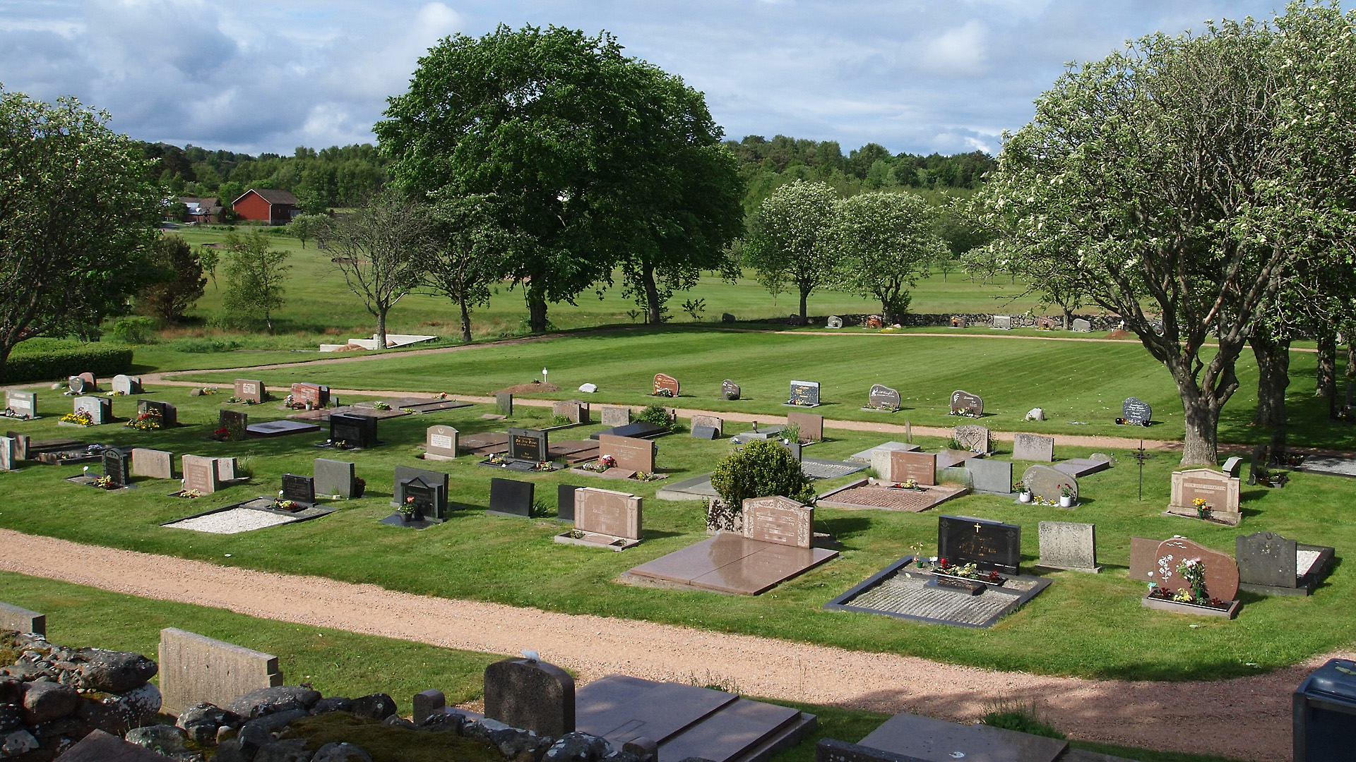 Vy över en kyrkogård på Orust