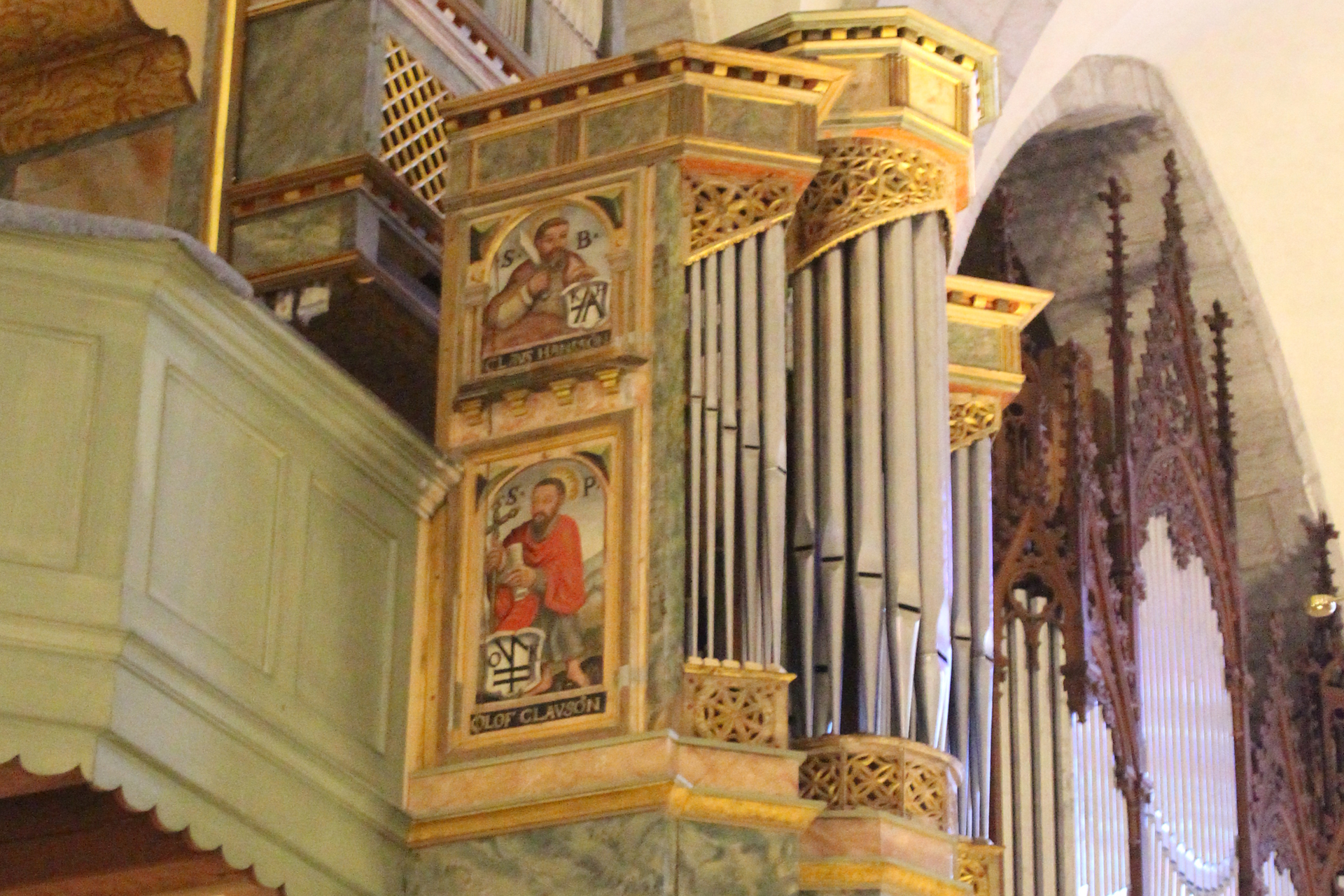 1599 års orgel, med den "gamla" orgelfasaden bakom till höger.