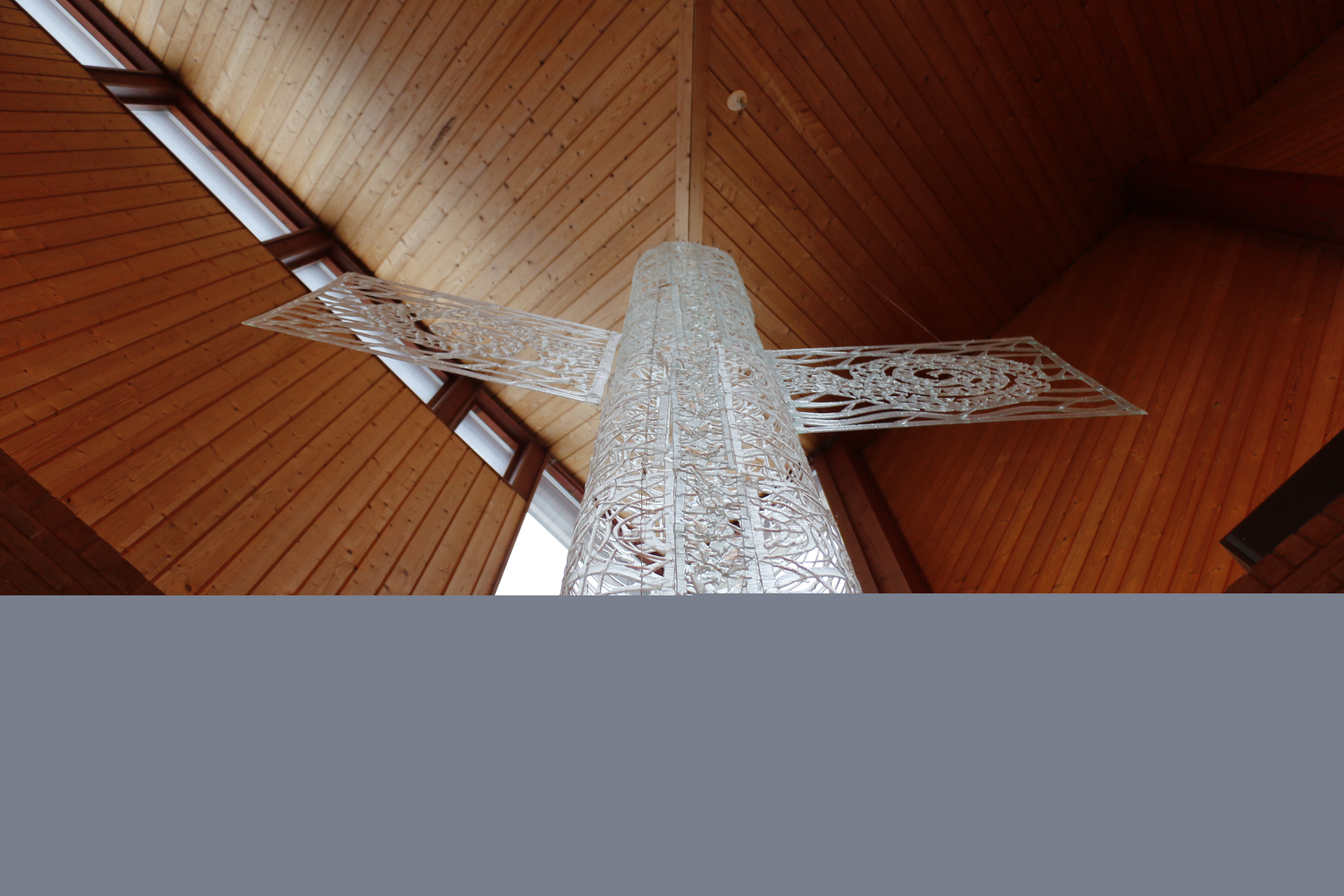 Kors av glas i Kronoparkskyrkan.