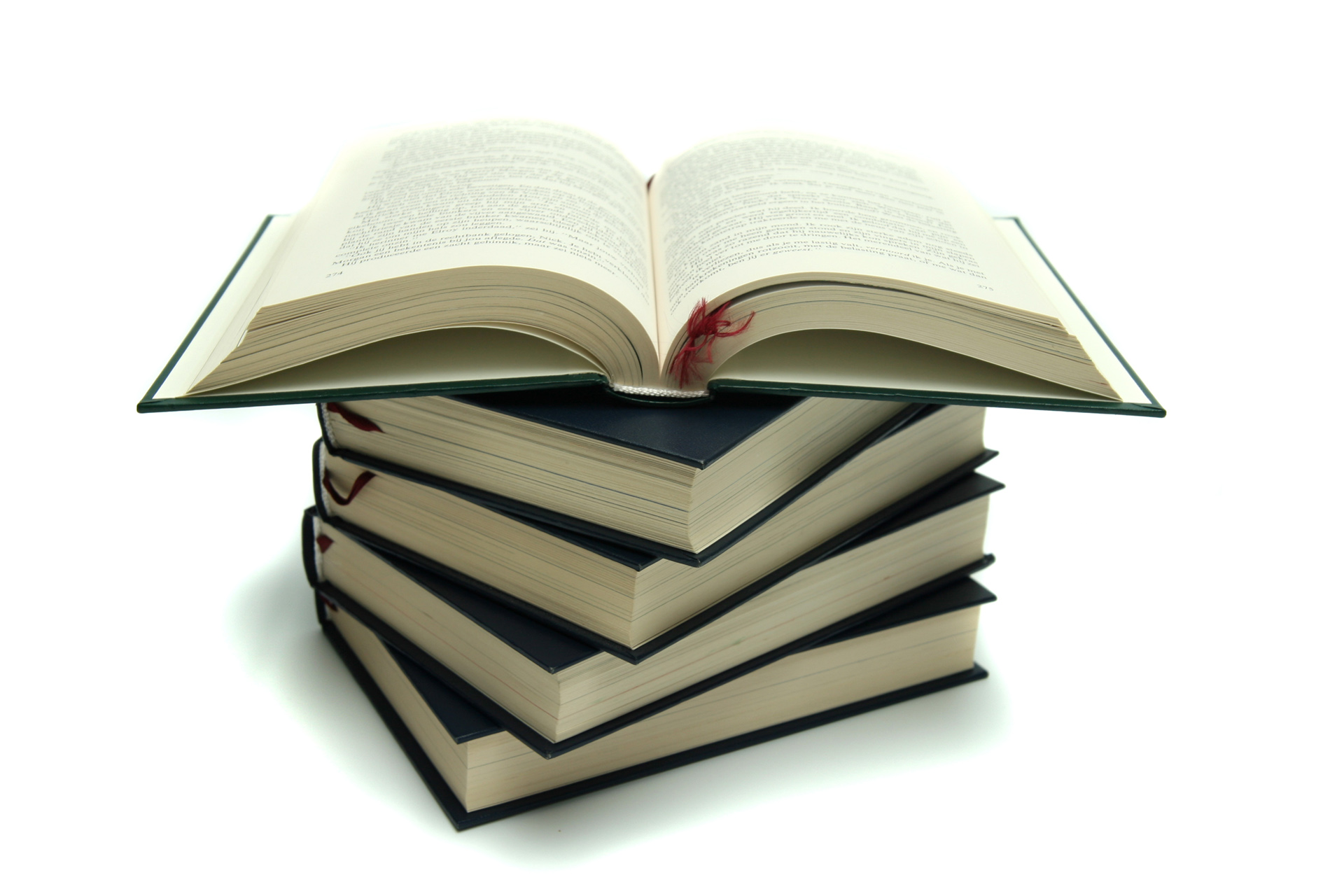 En trave böcker. Den översta är uppslagen.