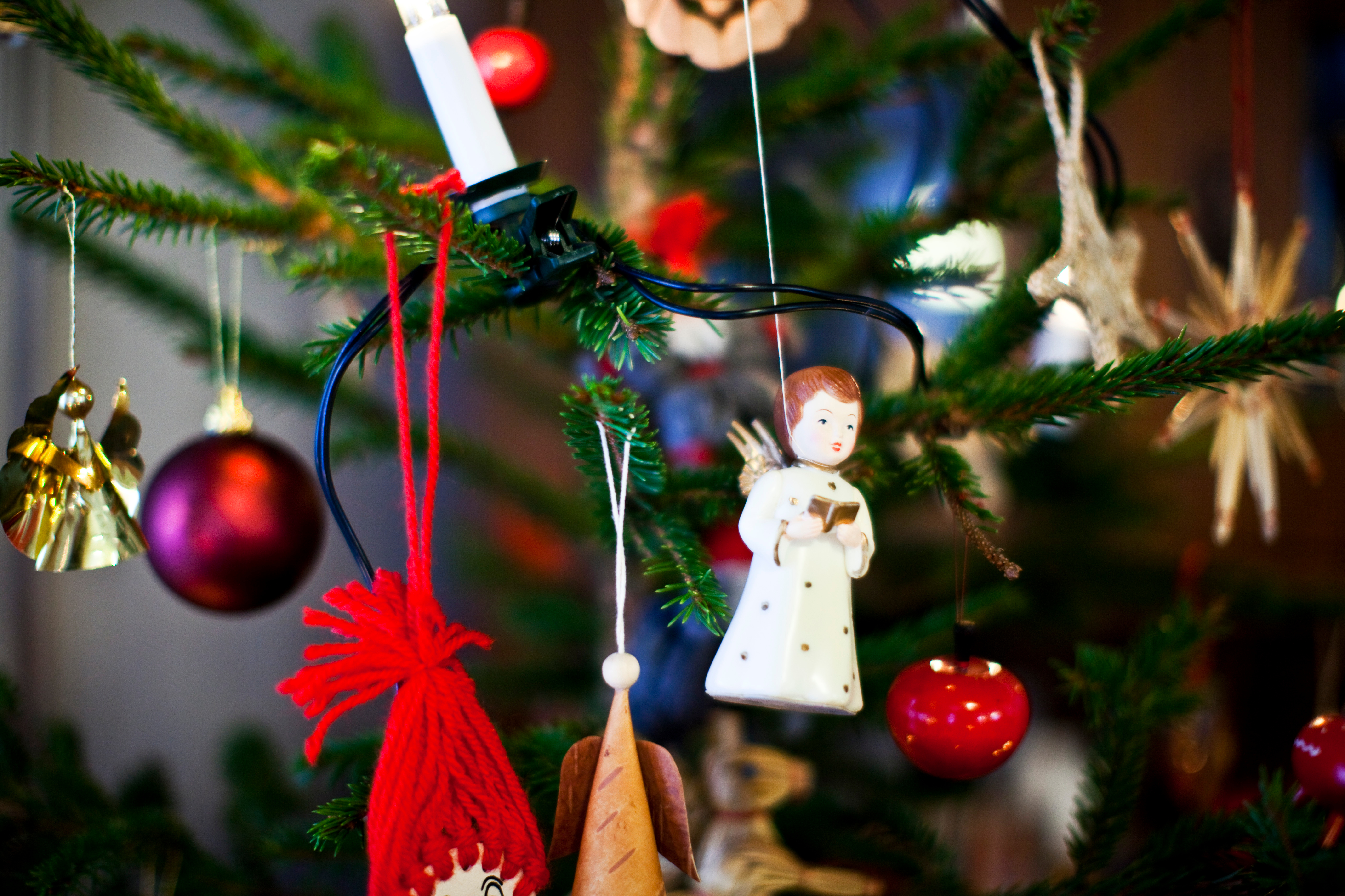 Närbild på olika dekorationer i granen.