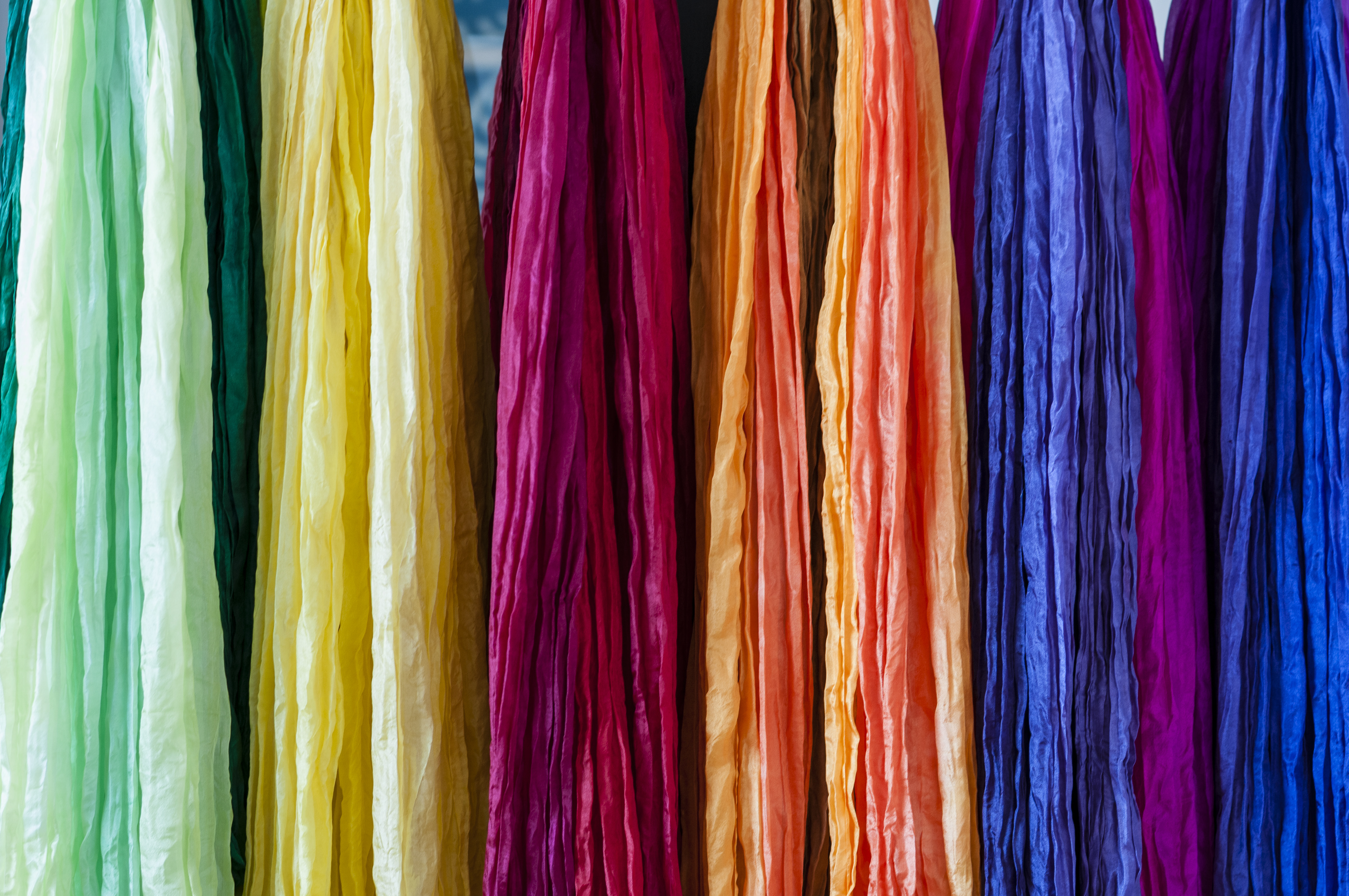 Tunt tyg i olika färger.
Fo