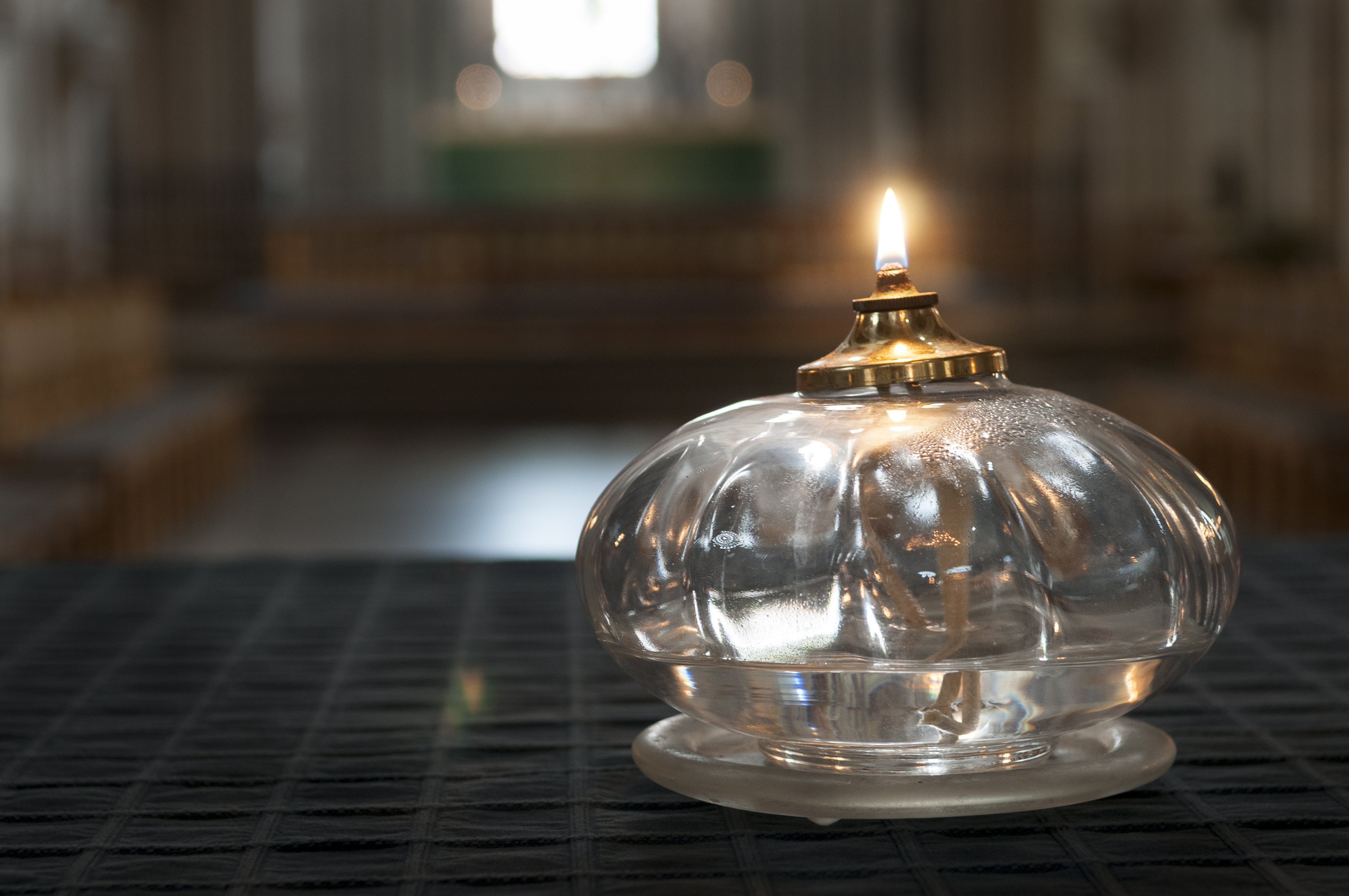 En oljelampa brinner i en kyrka.