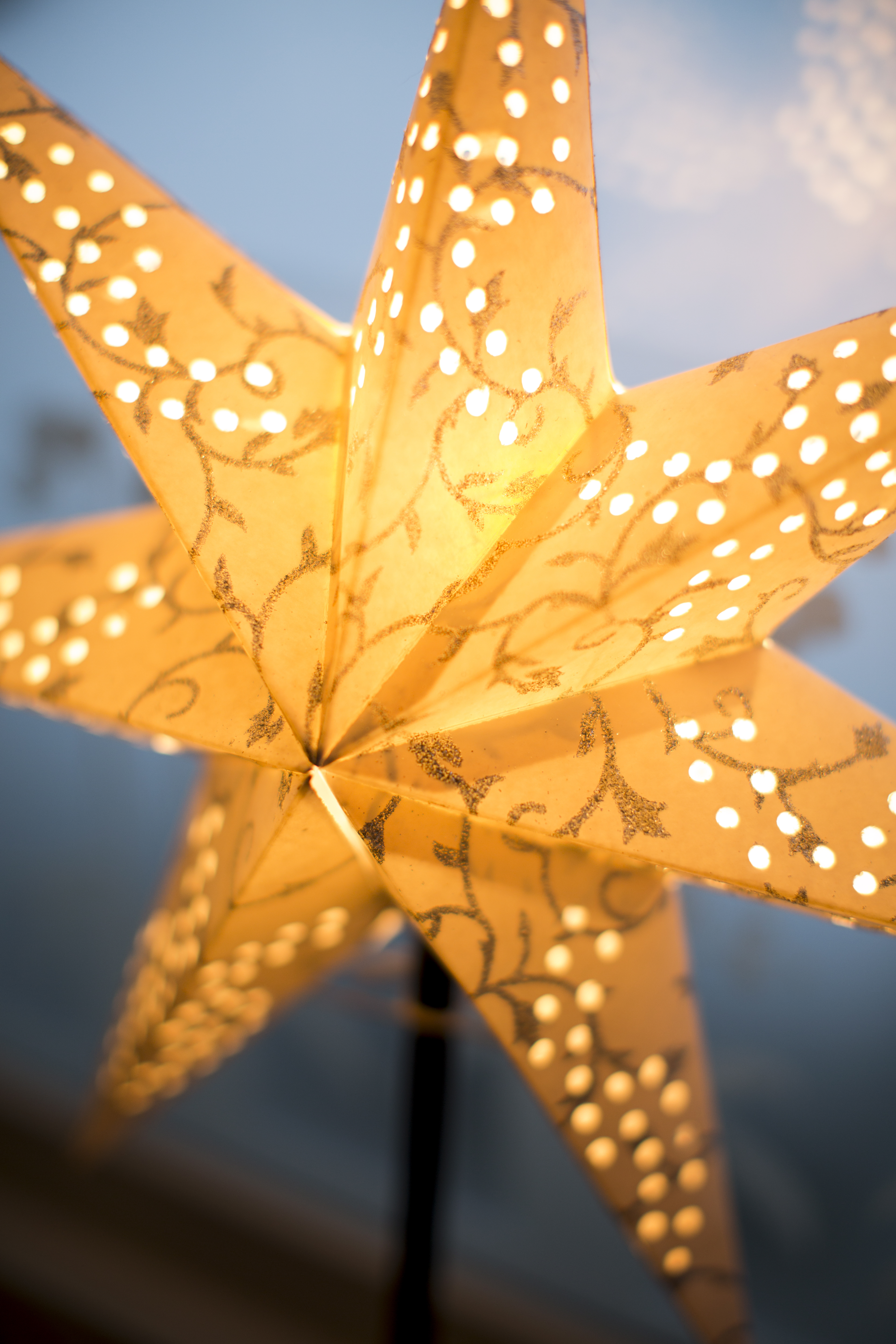 En adventsstjärna lyser i ett fönster.