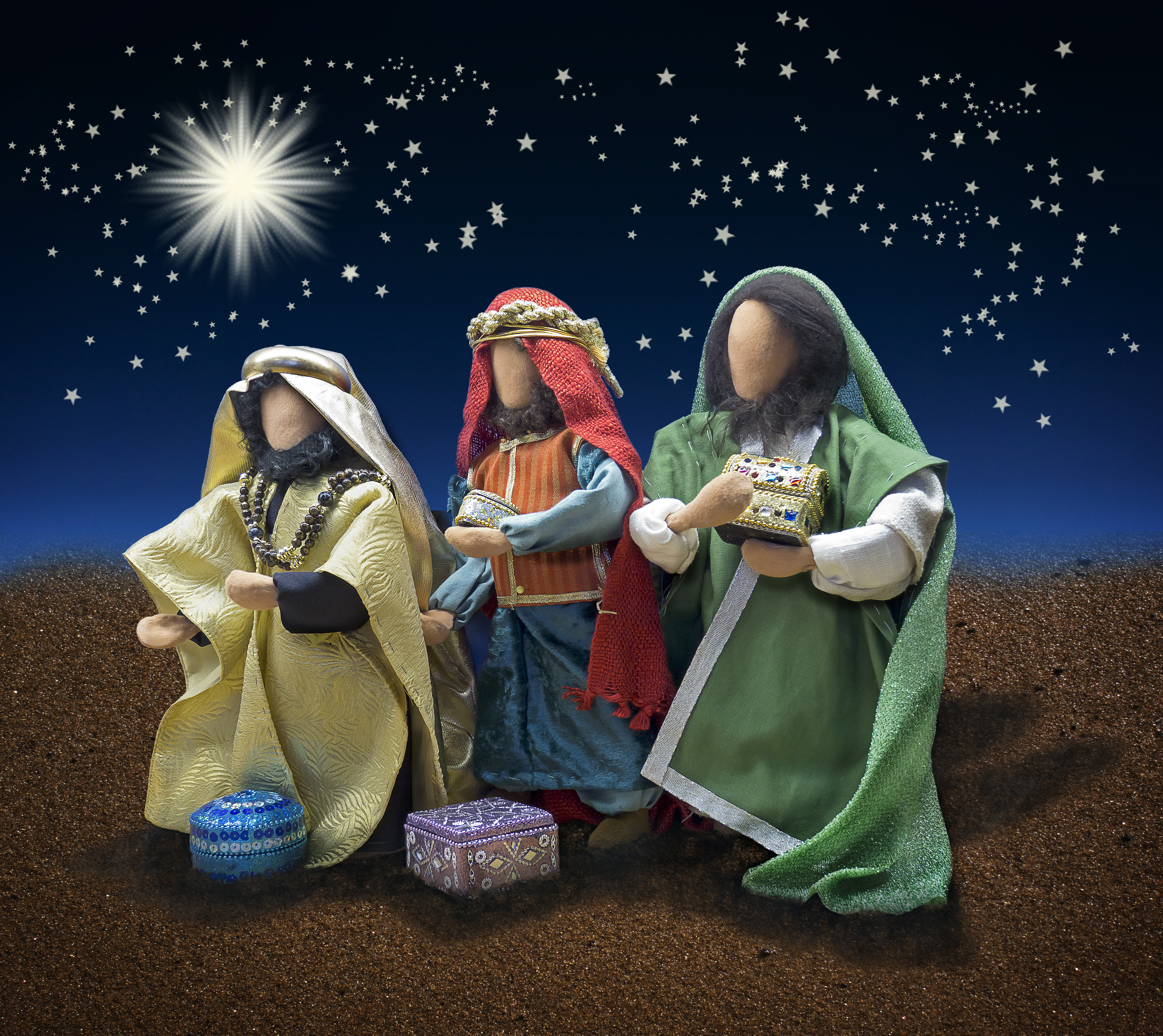 Sydda dockor som föreställer de tre vise männen med en stjärnhimmel i bakgrunden.