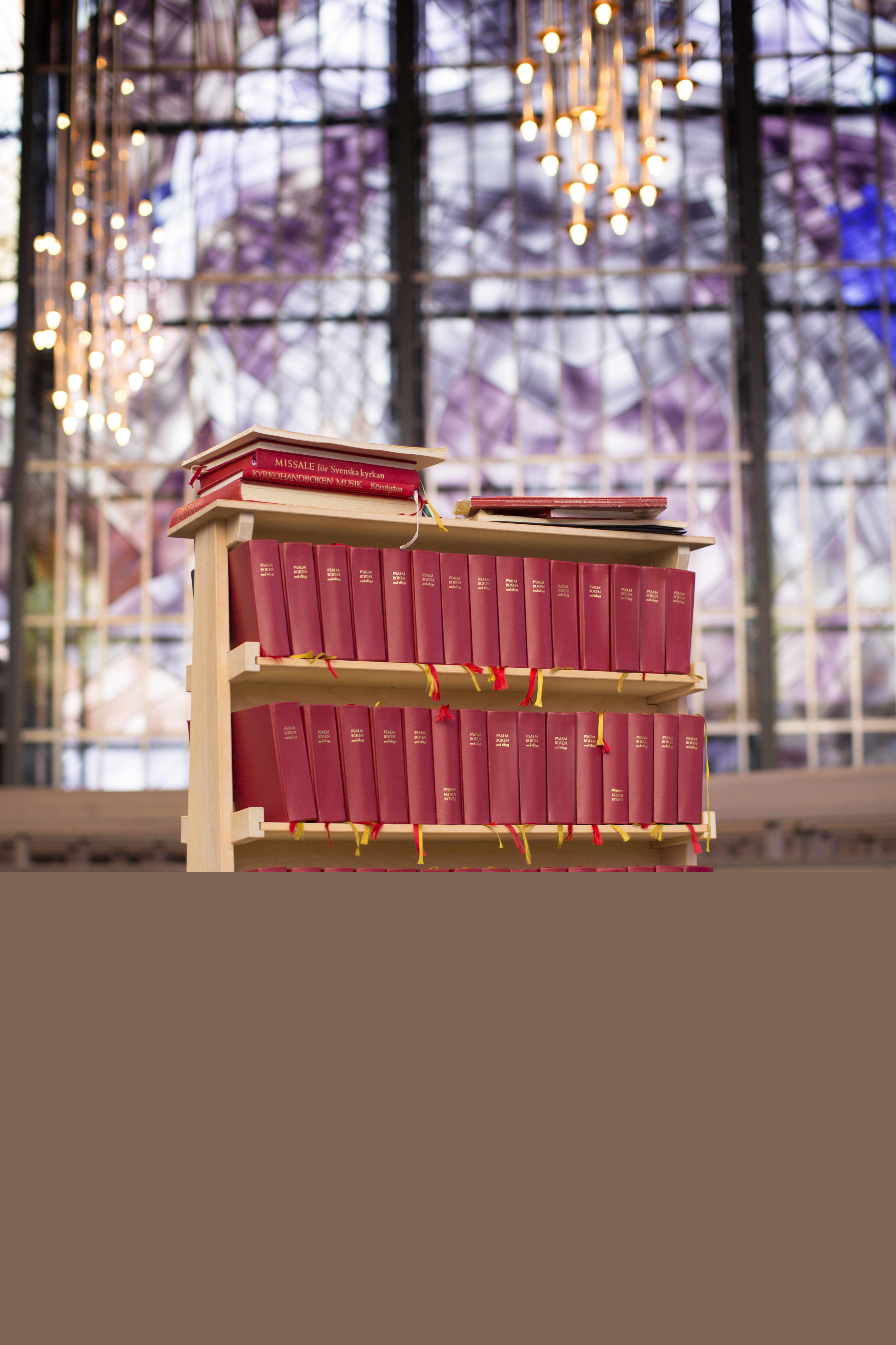 En bokvagn med psalmböcker i en kyrka.