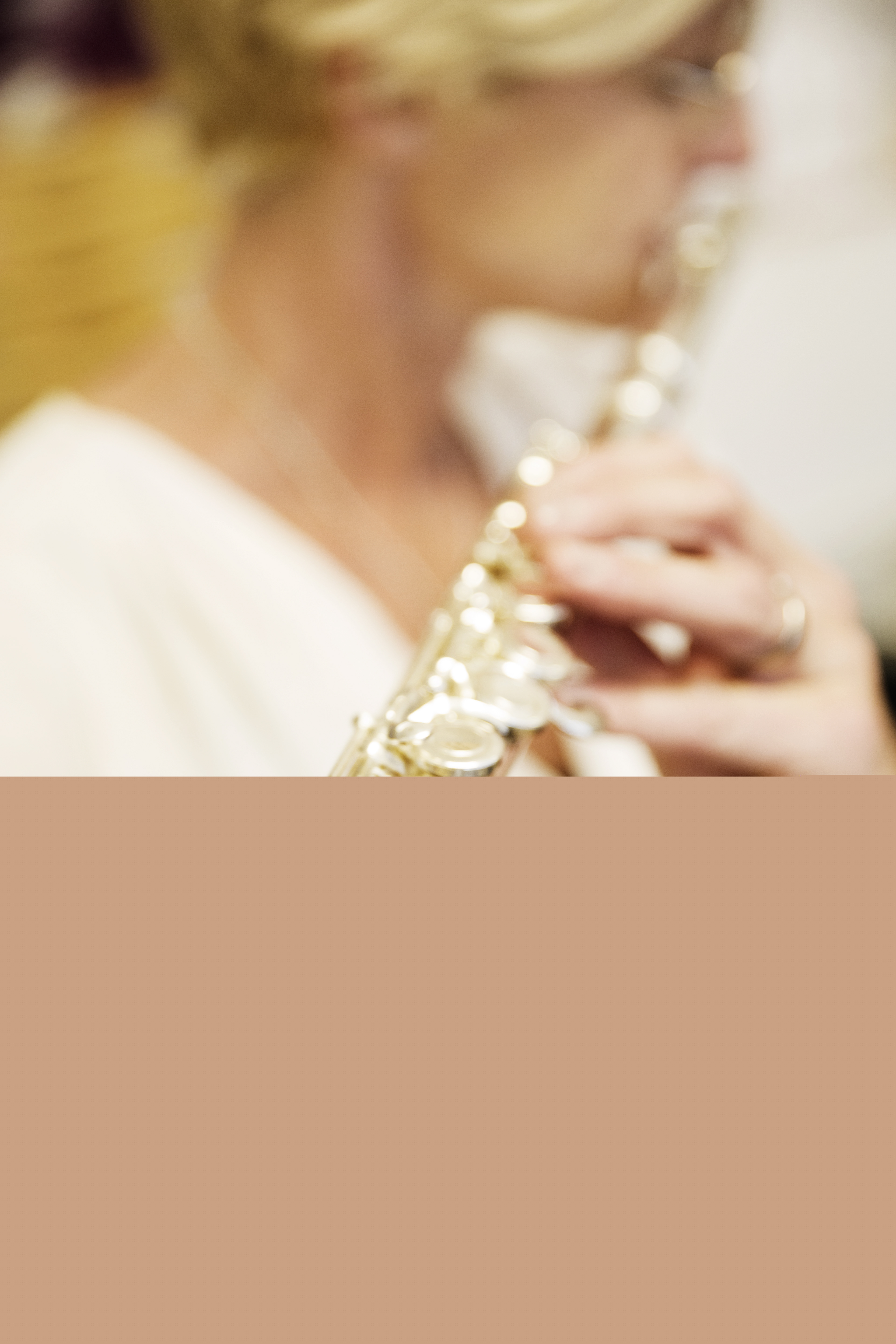 En kvinna spelar tvärflöjt.