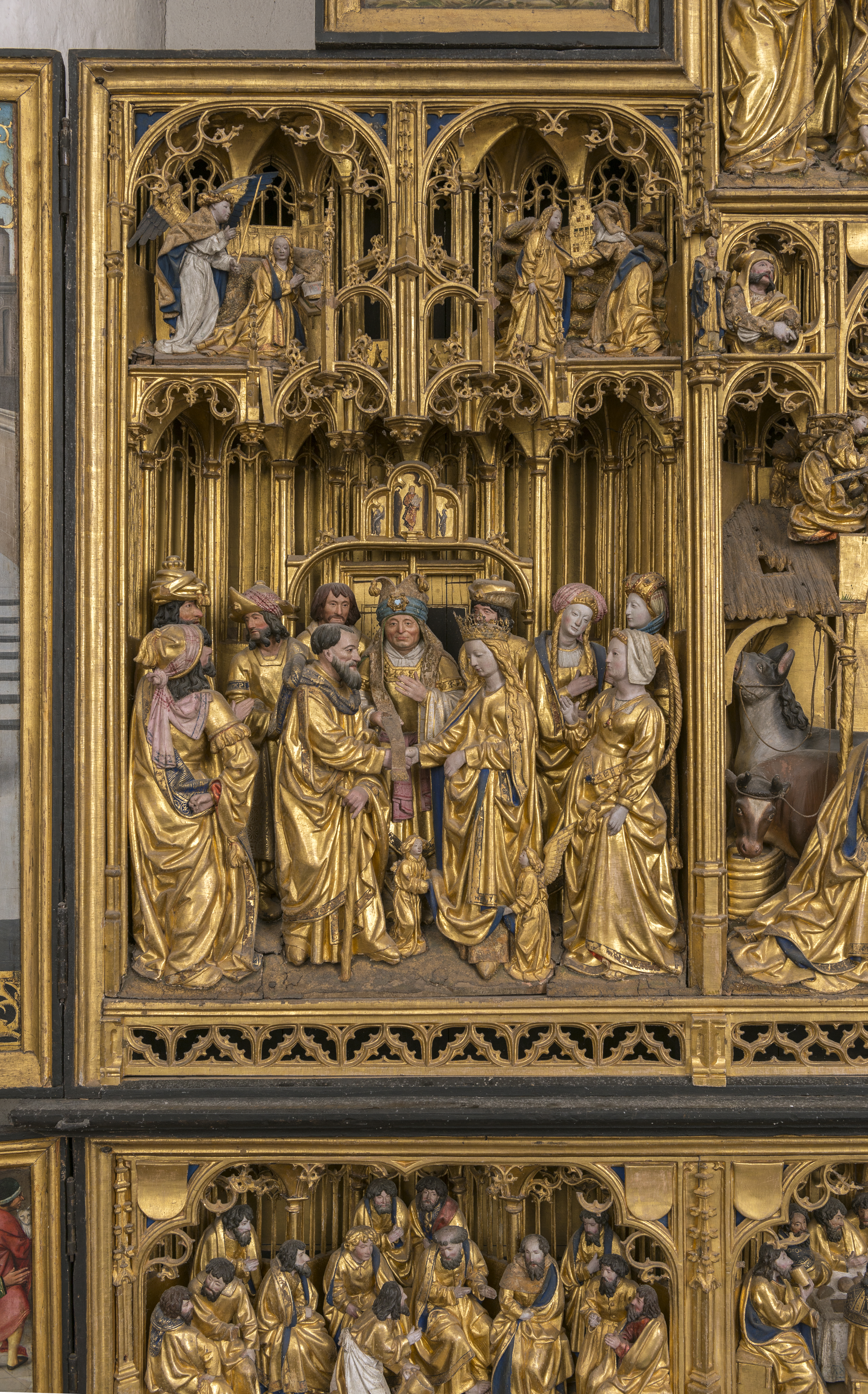 Detaljer från ett medeltida altarskåp i förgyllt trä.