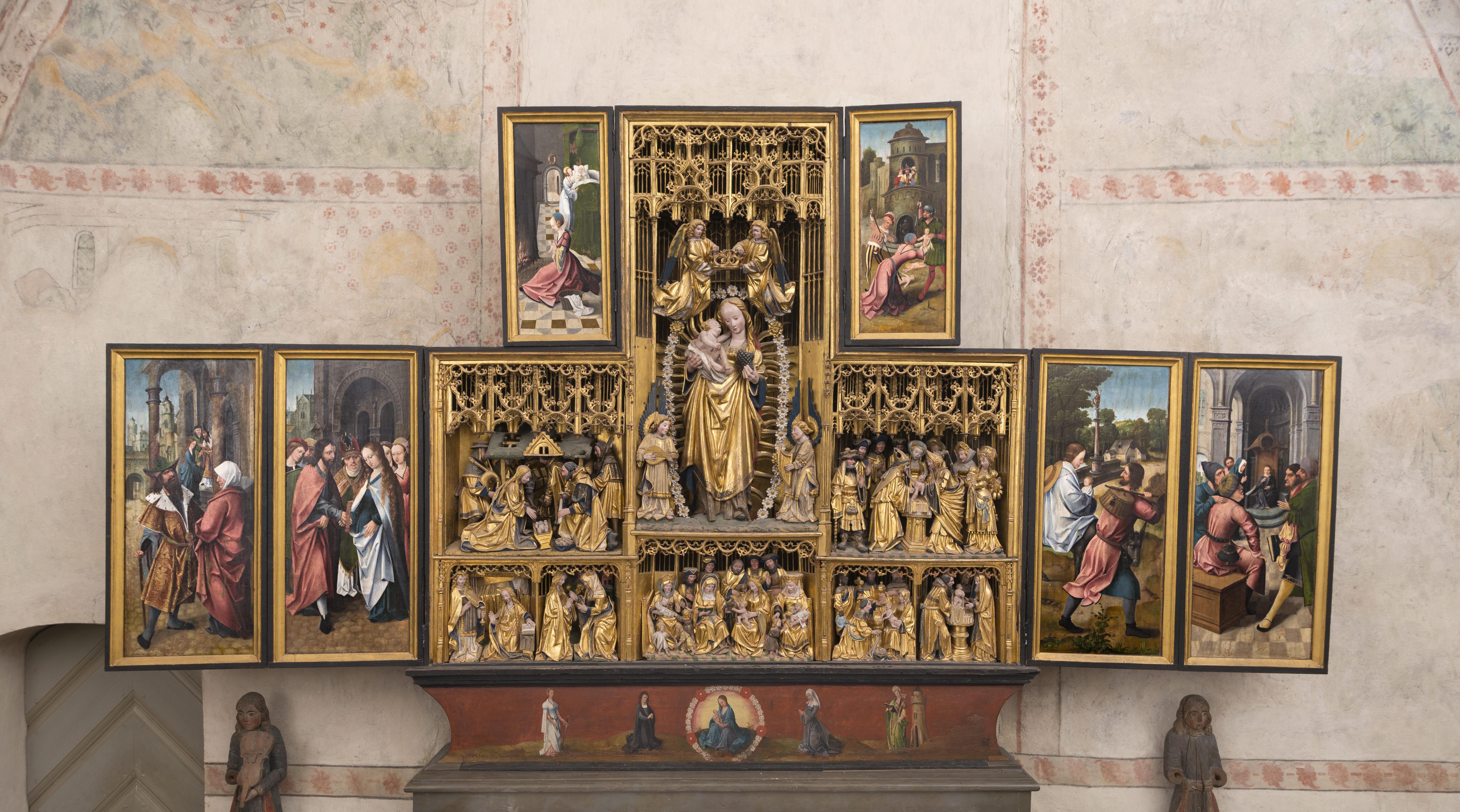 Ett stort öppet altarskåp.