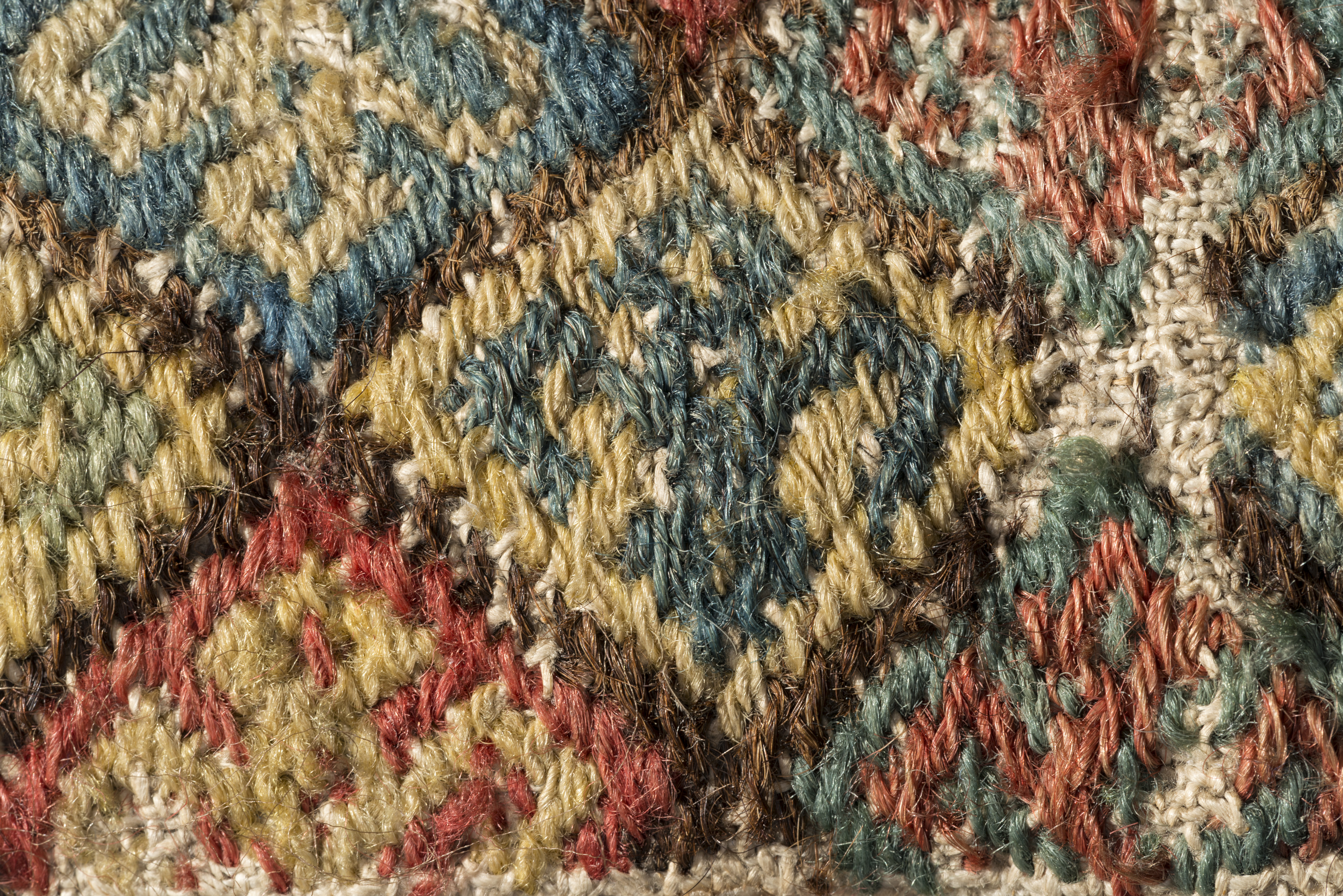 Detalj av en medeltida bokdyna tillverkad av lin och ull.