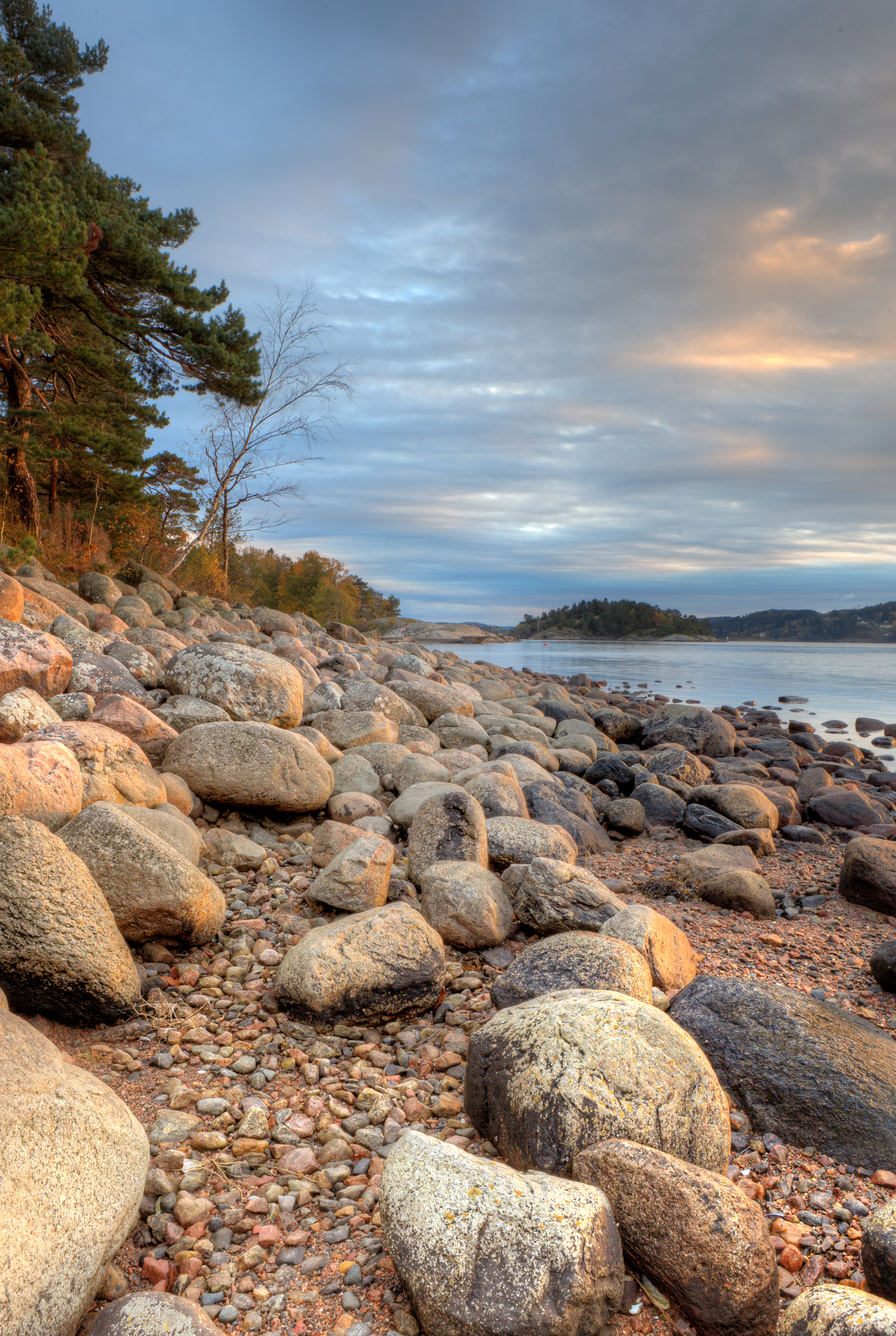 En stenig strand.