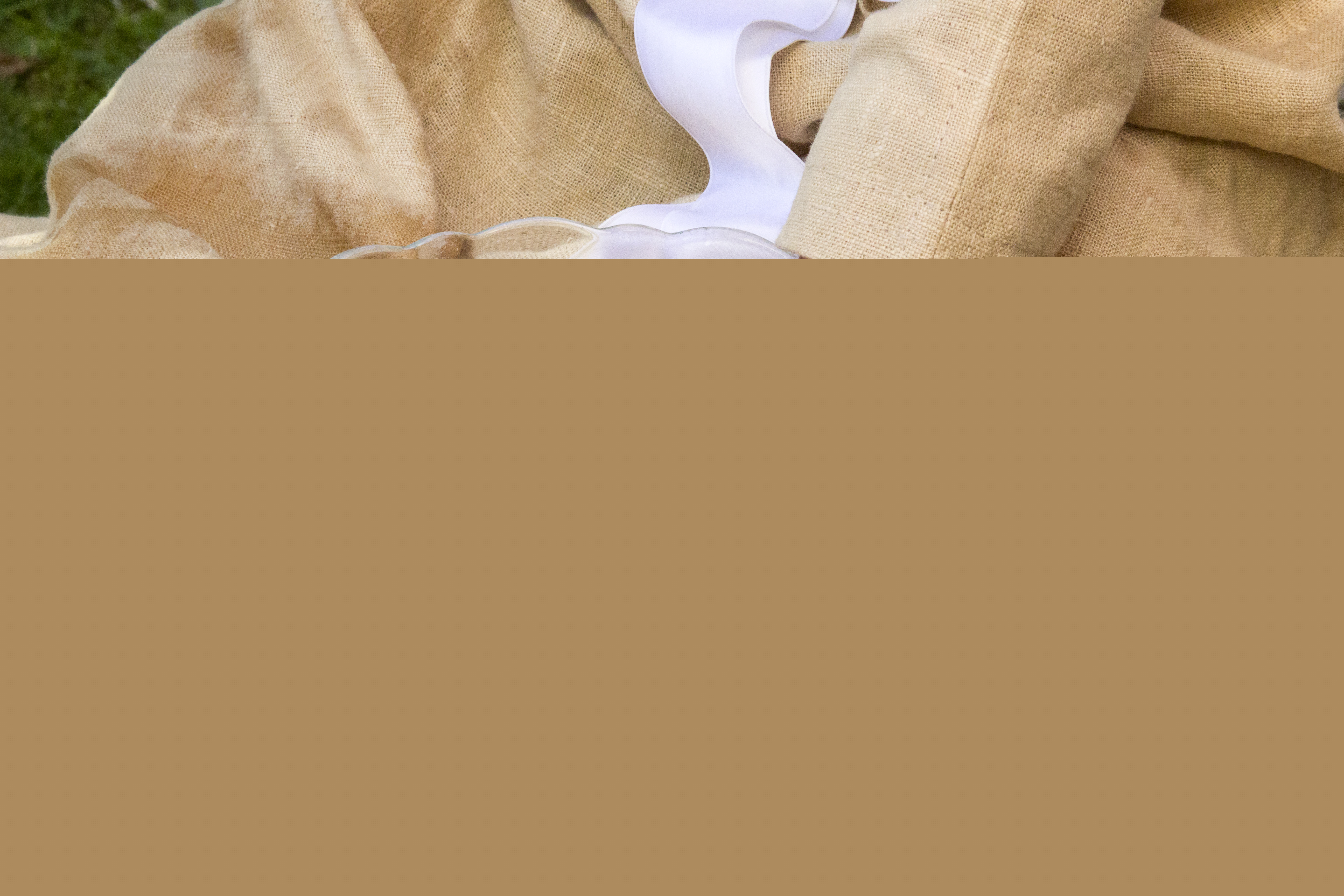 En bebis doppar handen i en glasskål med vatten.