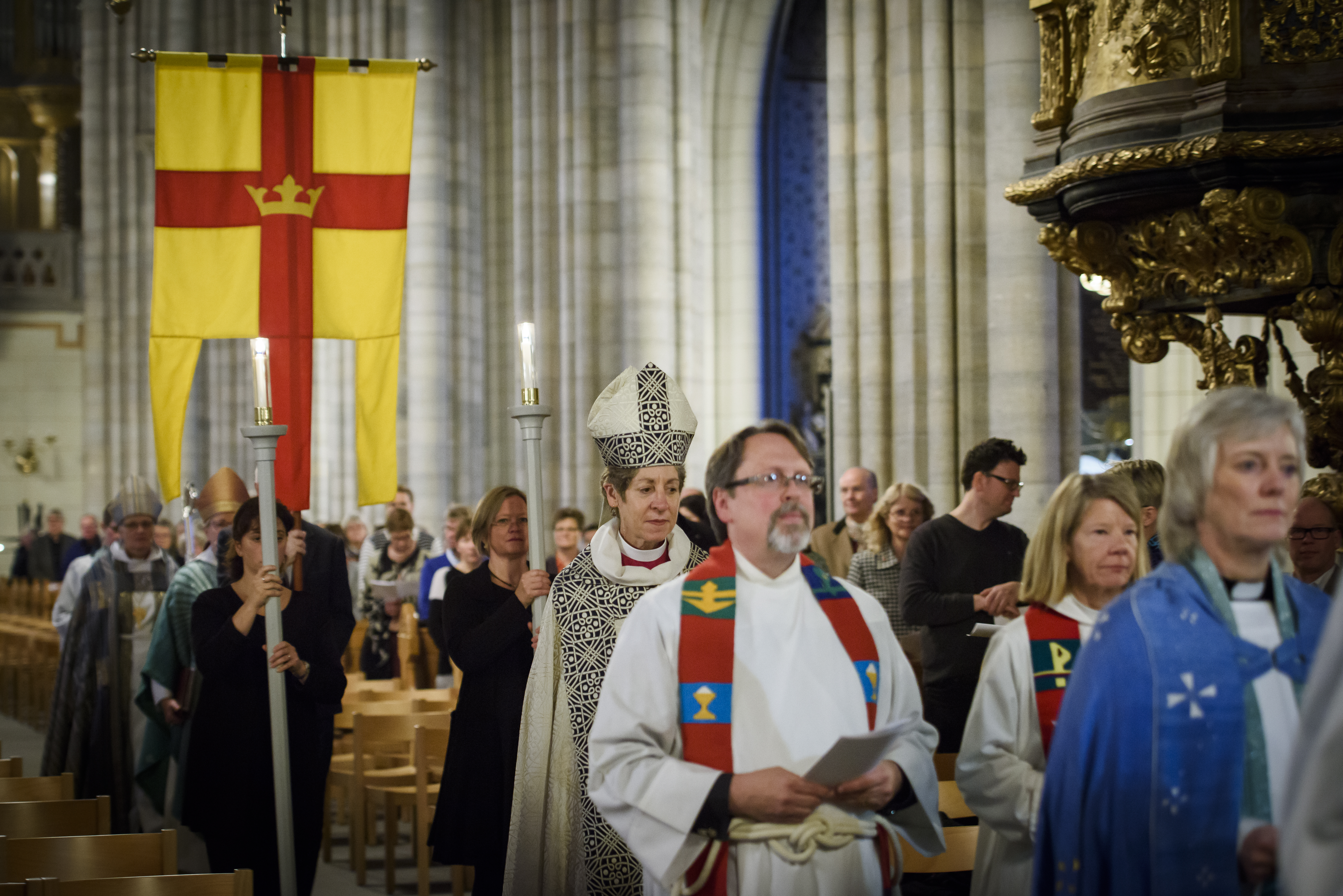 En procession tågar genom Uppsala domkyrka.