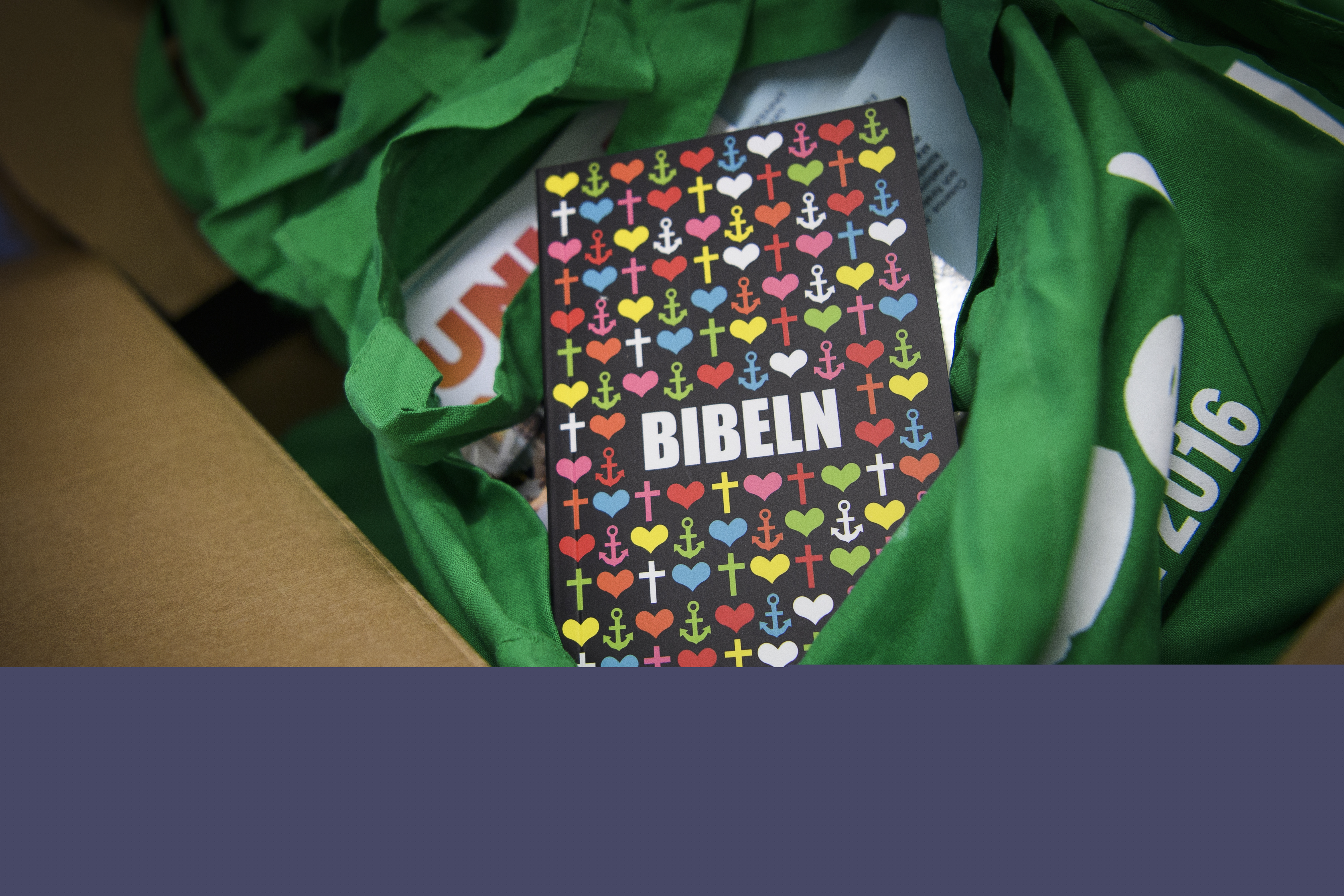 En bibel ligger i en tygkasse.