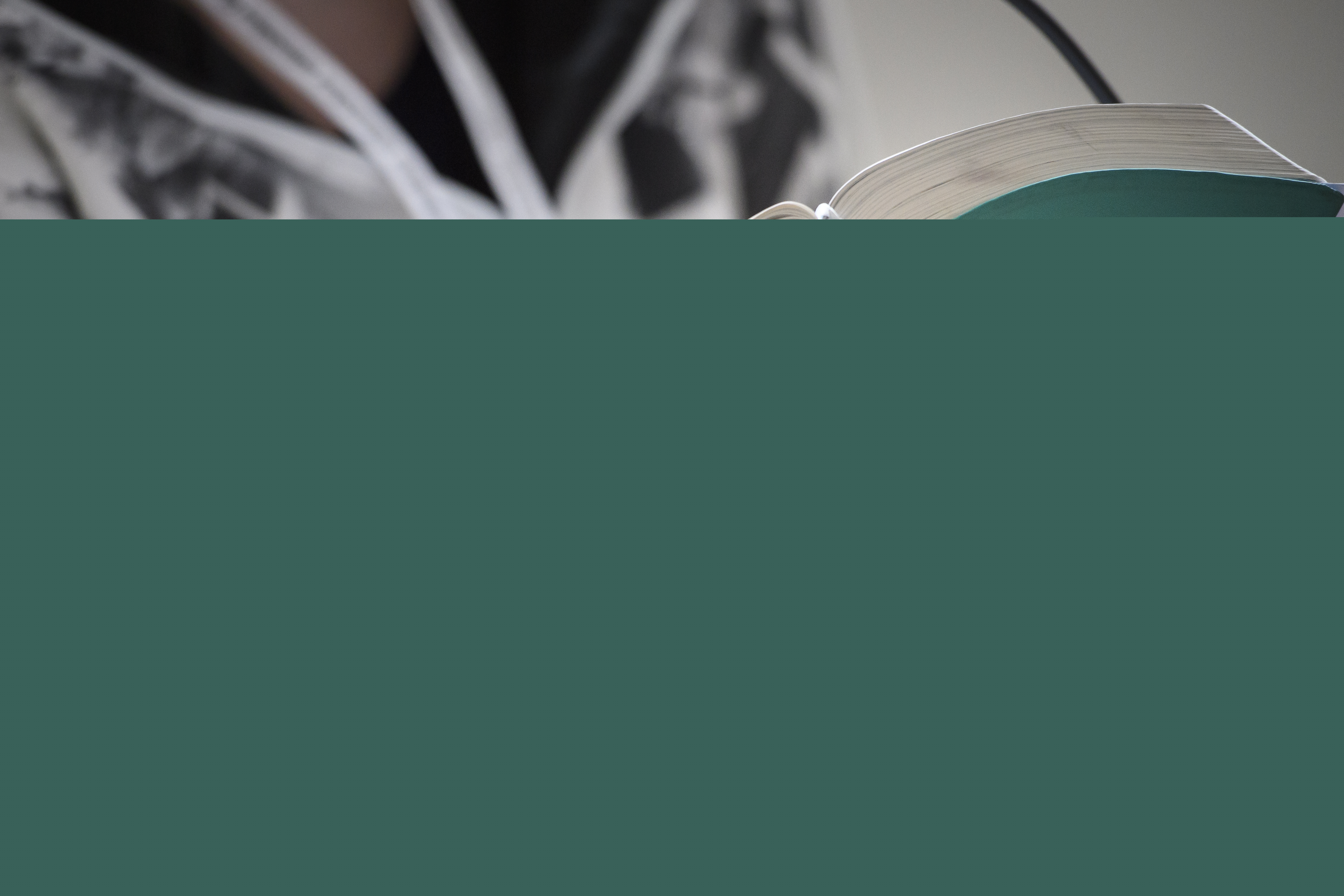 Någon läser en bibel.