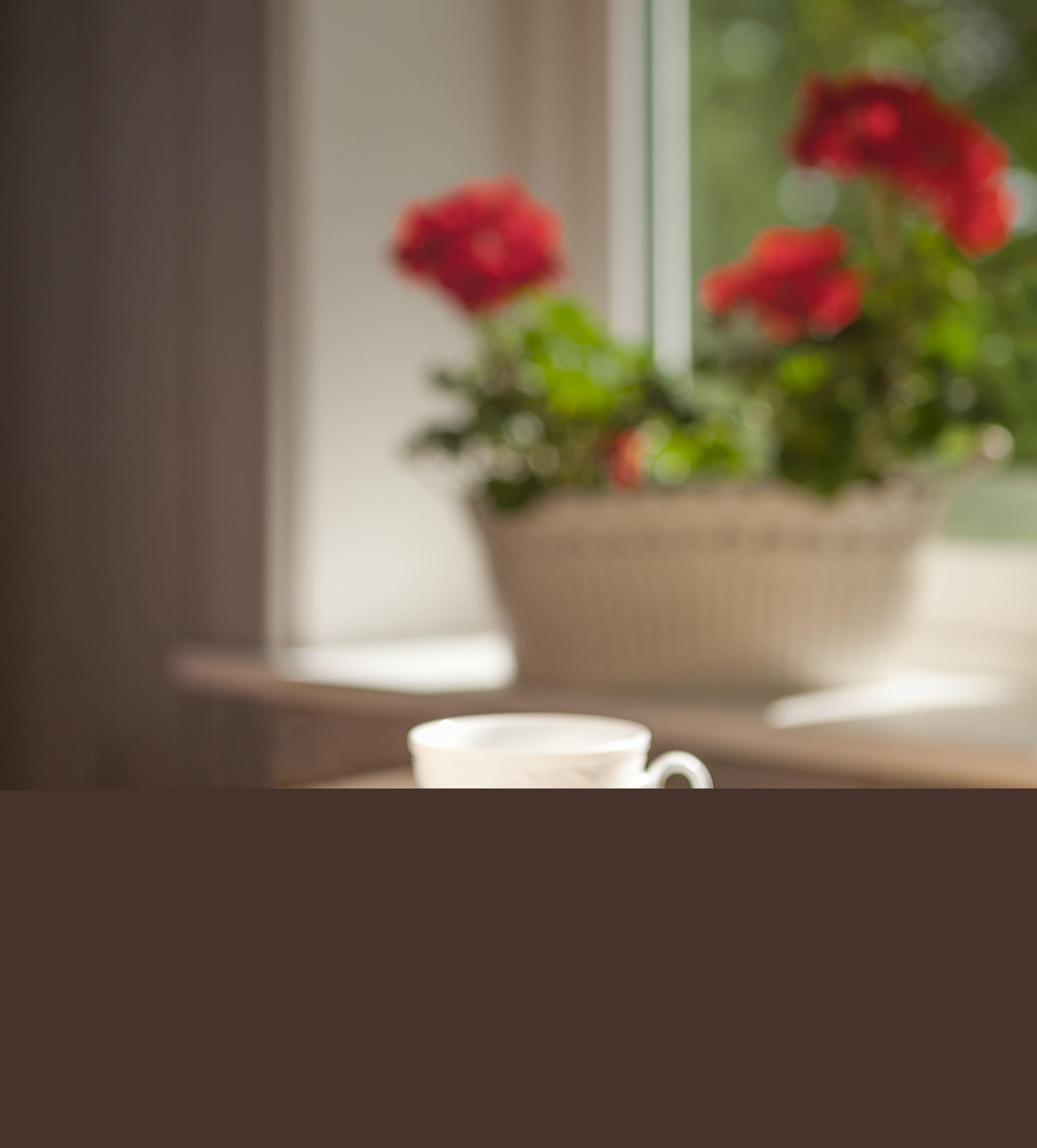 Fikabröd och en kopp kaffe står på ett bord.