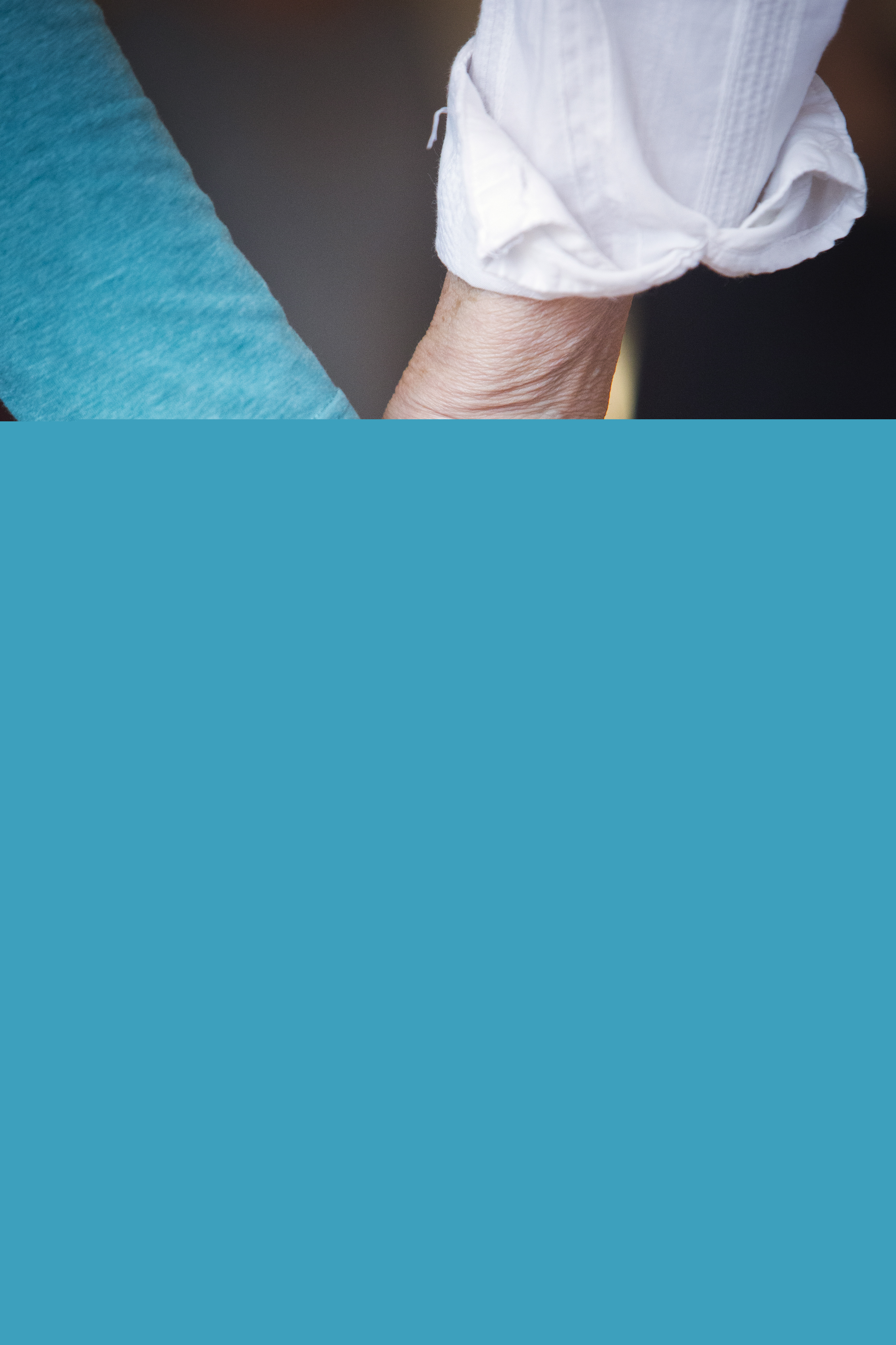 Två personer håller hand.