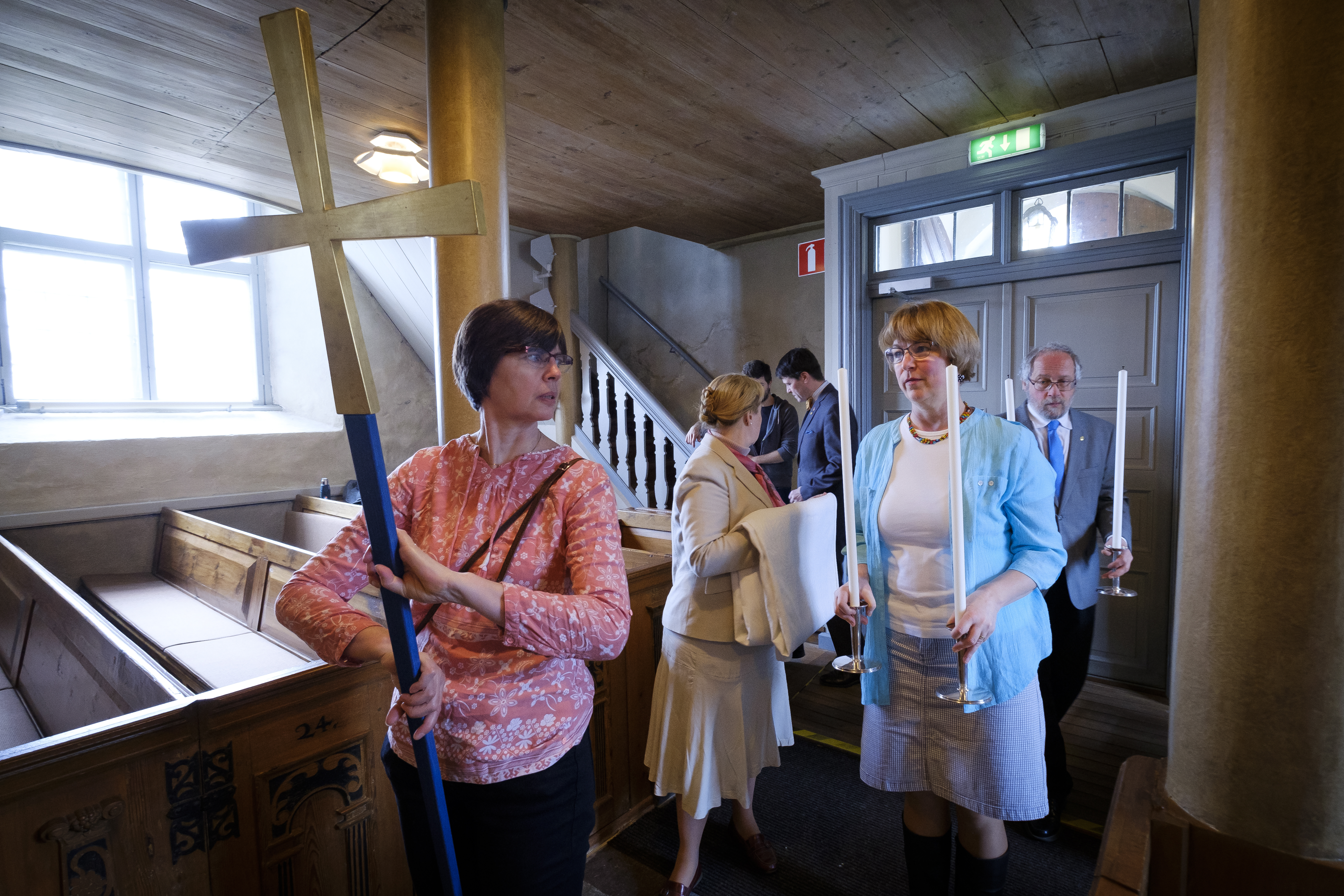Sex personer gör sig redo för procession genom kyrkan.