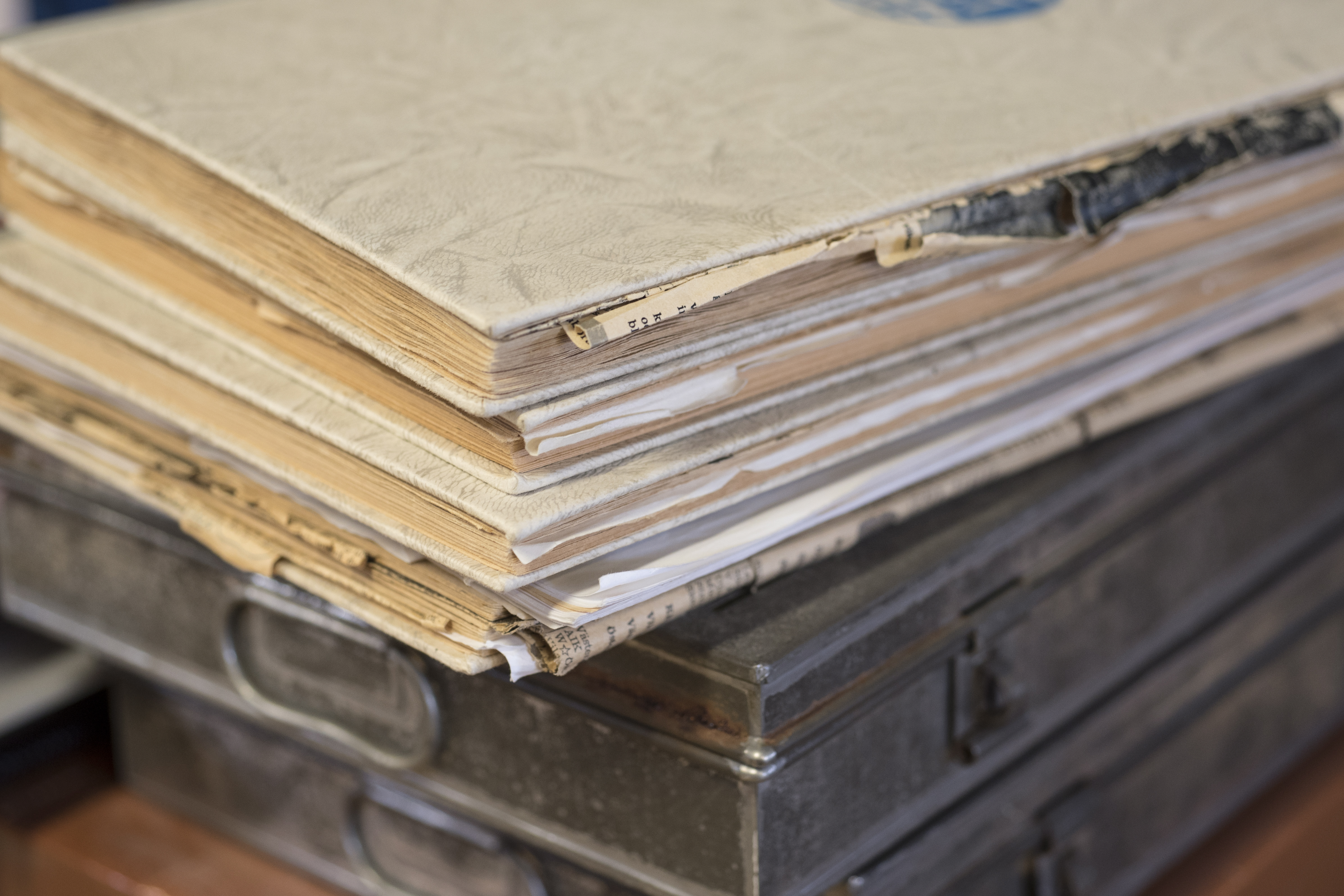 Närbild på en trave gamla böcker.