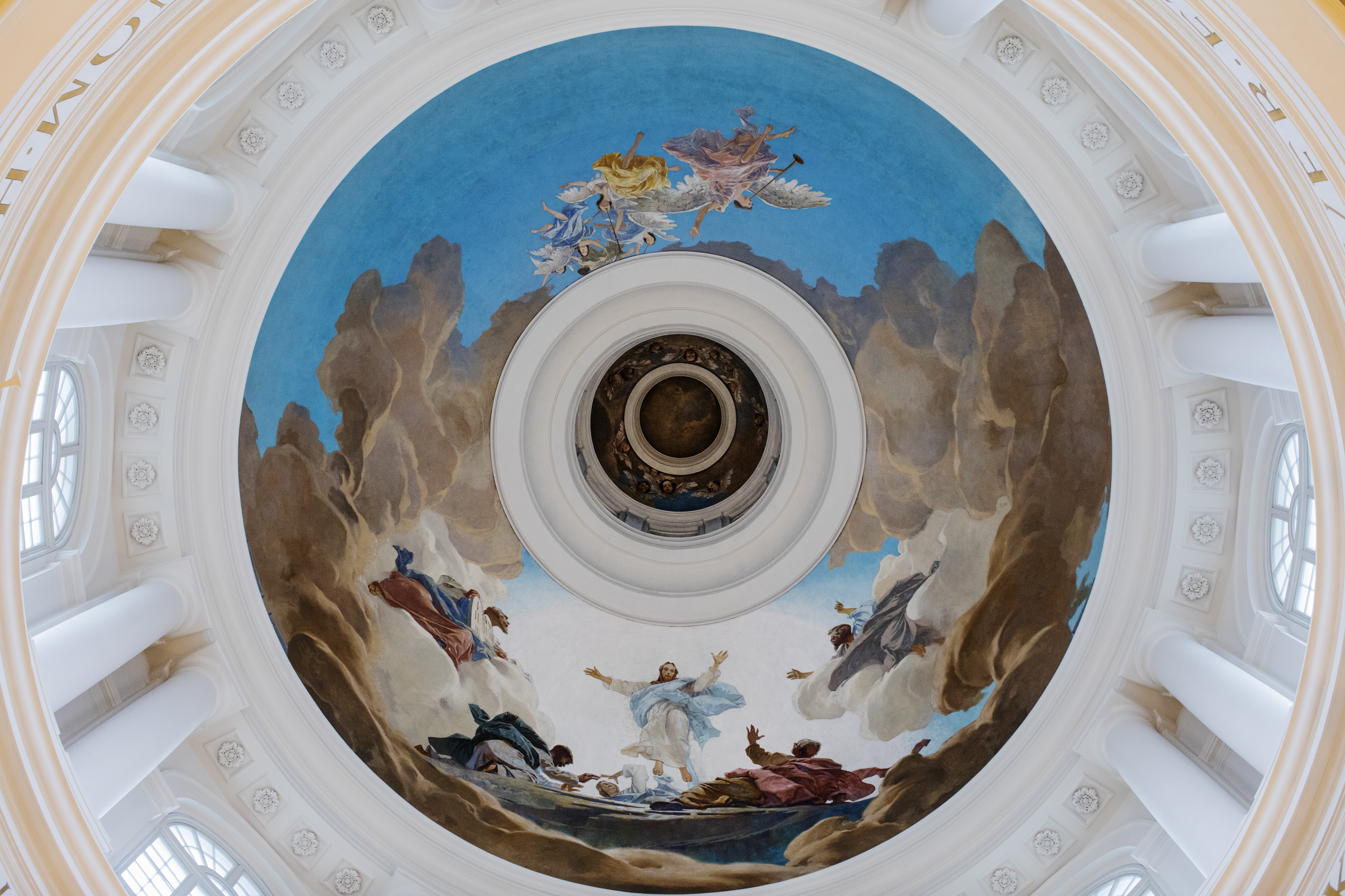 Färggrann takmålning i kupoltak.