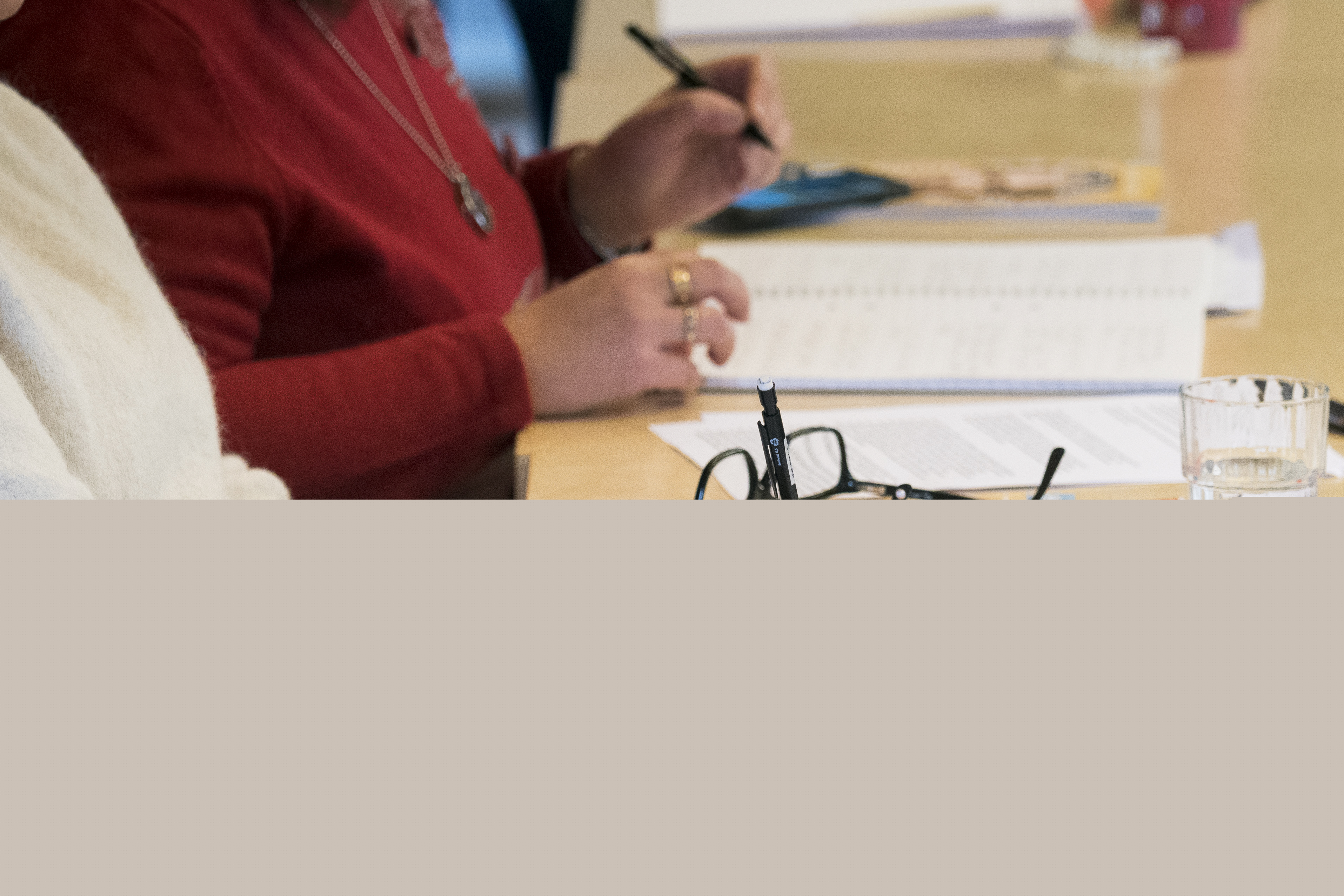Några personer sitter vid ett bord och antecknar.