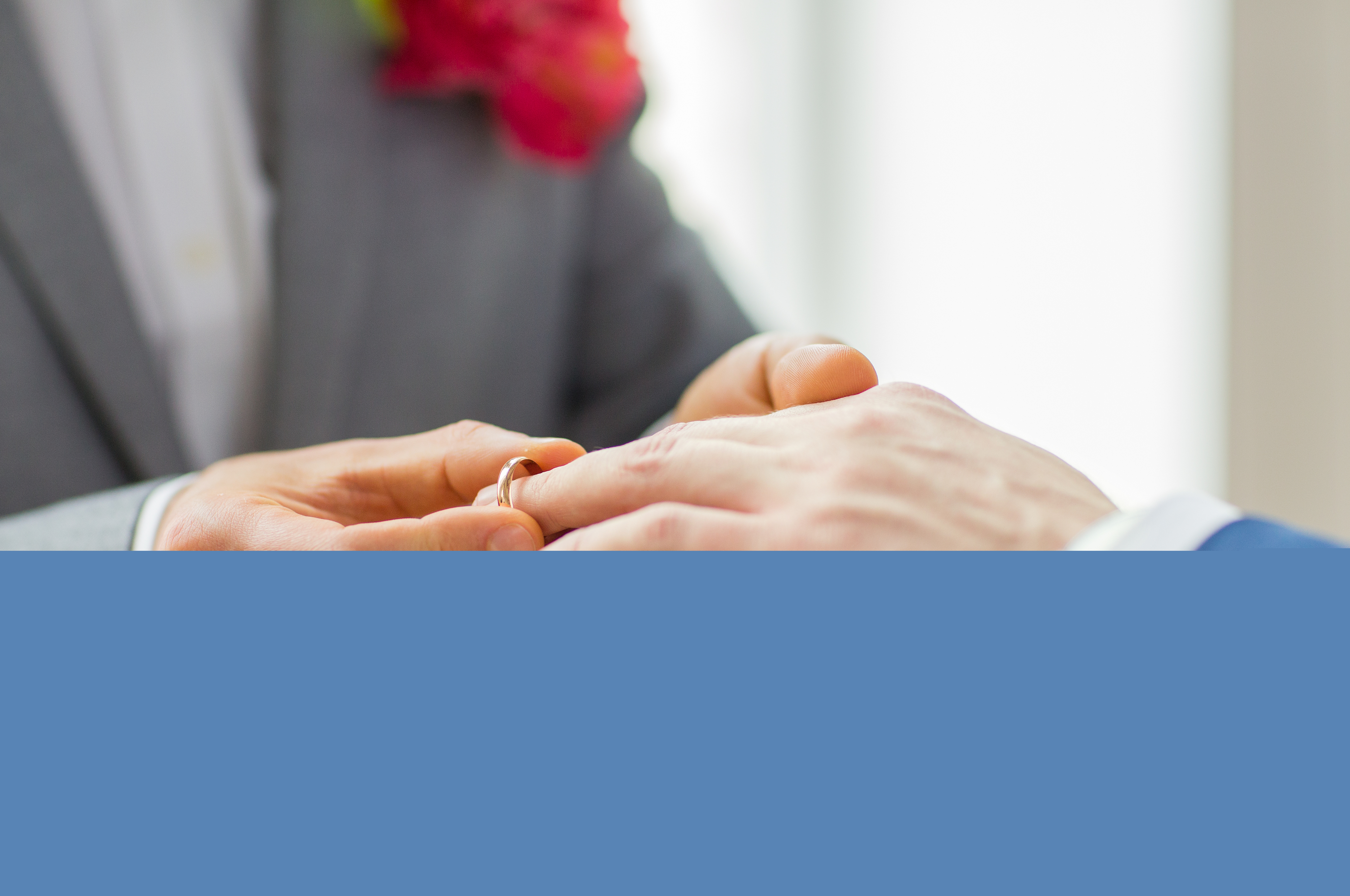 En brudgum trär vigselringen på sin blivande mans finger.