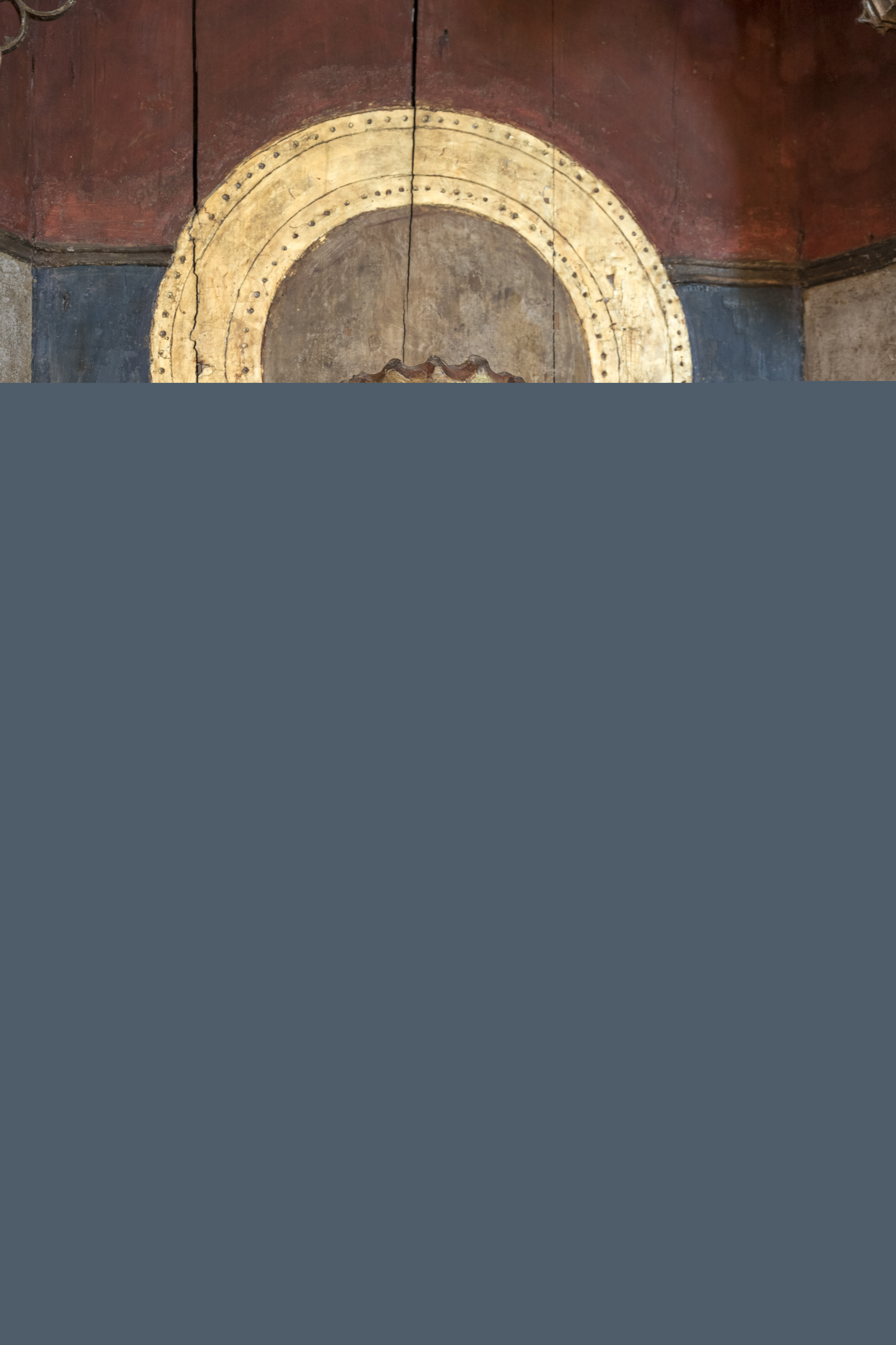 En träskulptur som föreställer Jungfru Maria med Jesusbarnet.