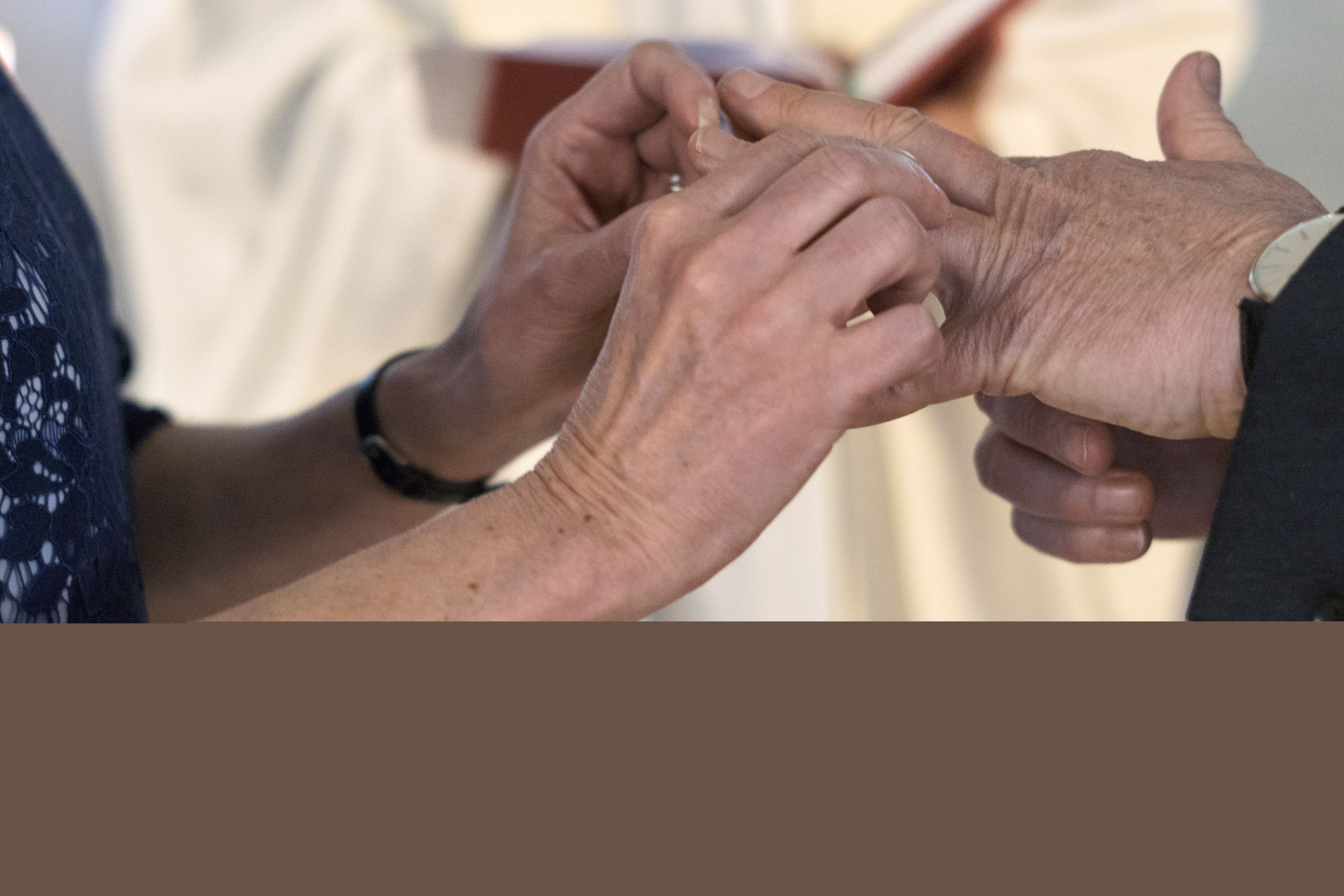 En brud trär vigselringen på sin brudgums finger.