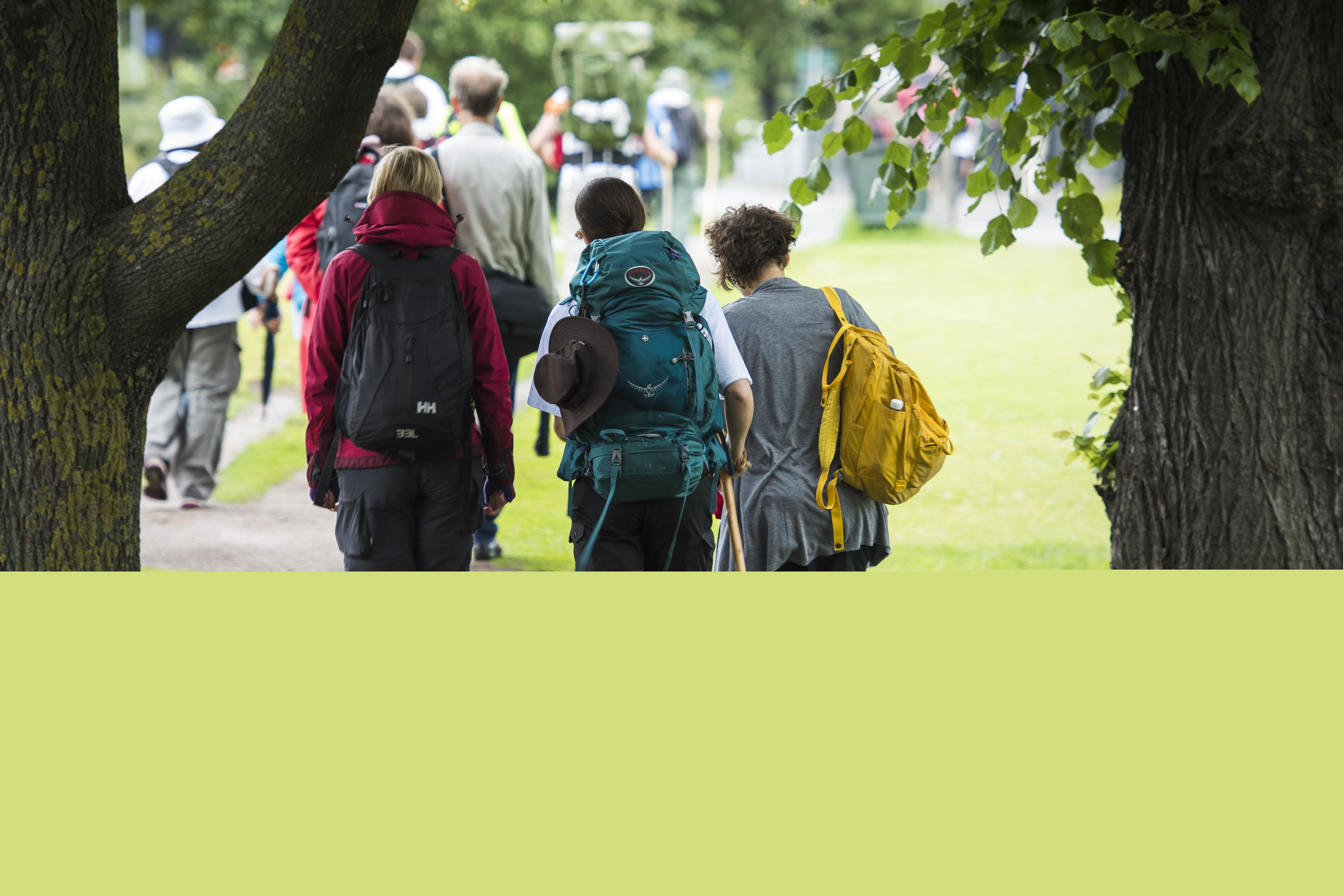 Några människor går genom en park.