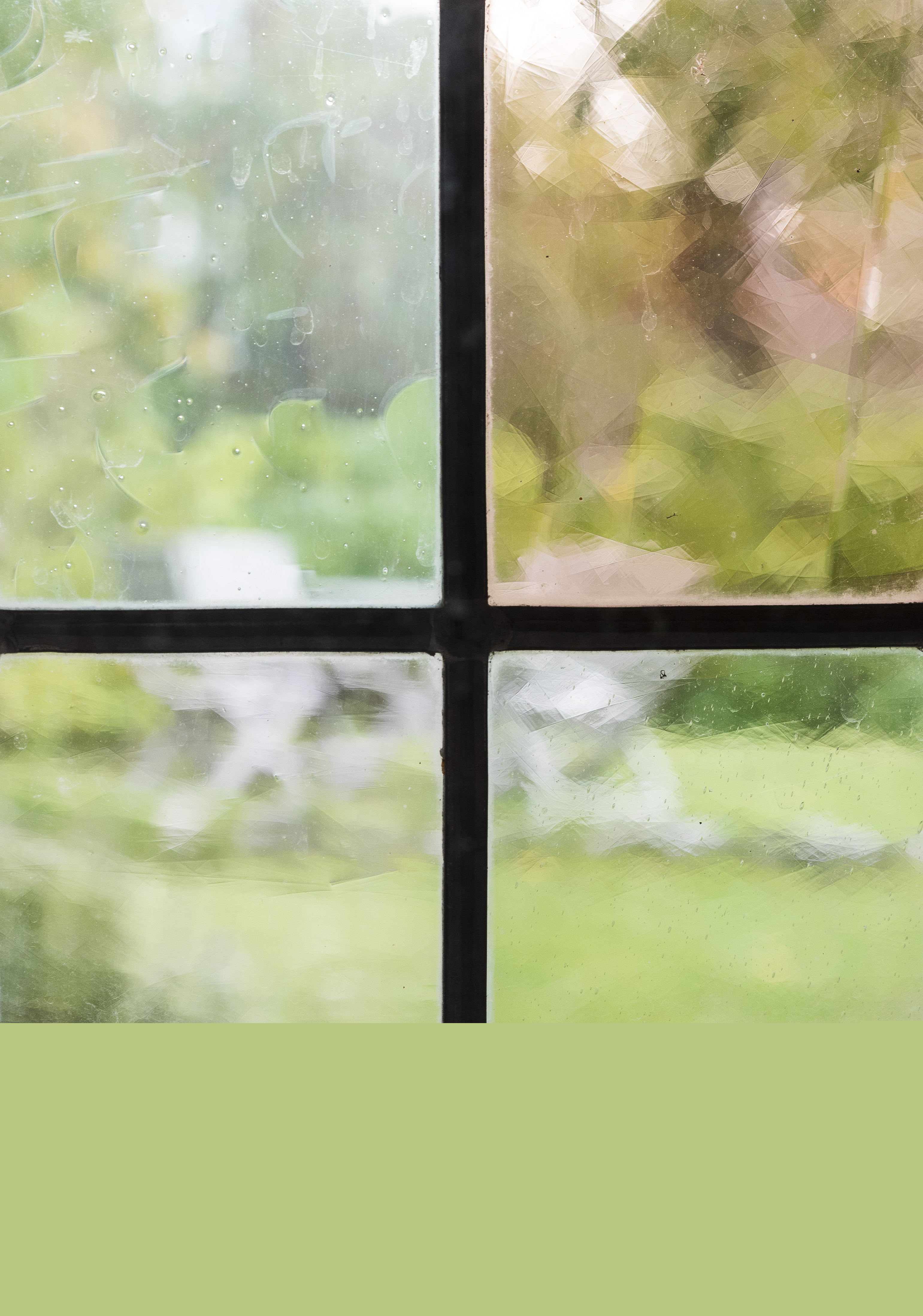 Trädgårdsmöbler syns utomhus genom ett suddigt fönster.