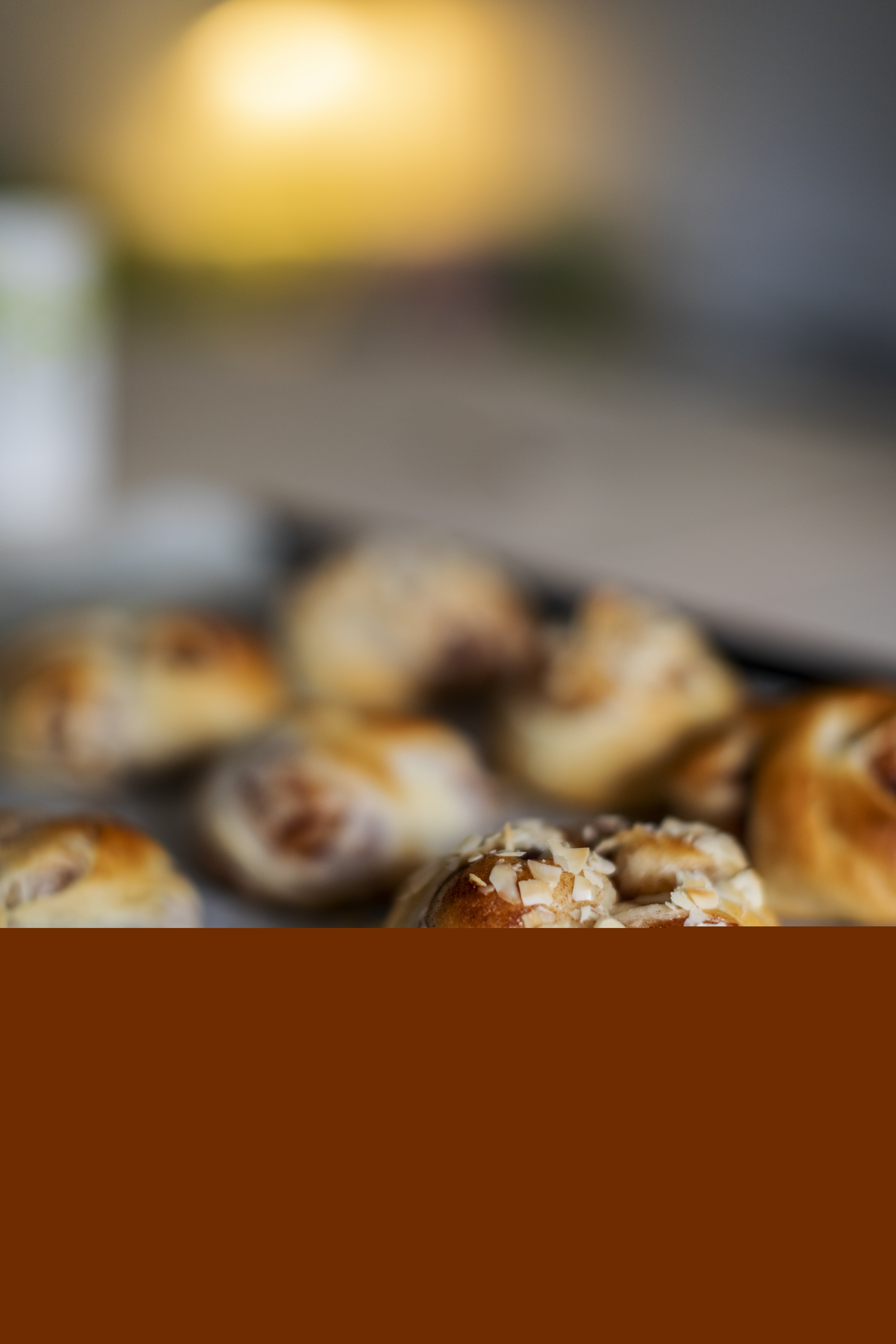 Nybakta bullar på en plåt.