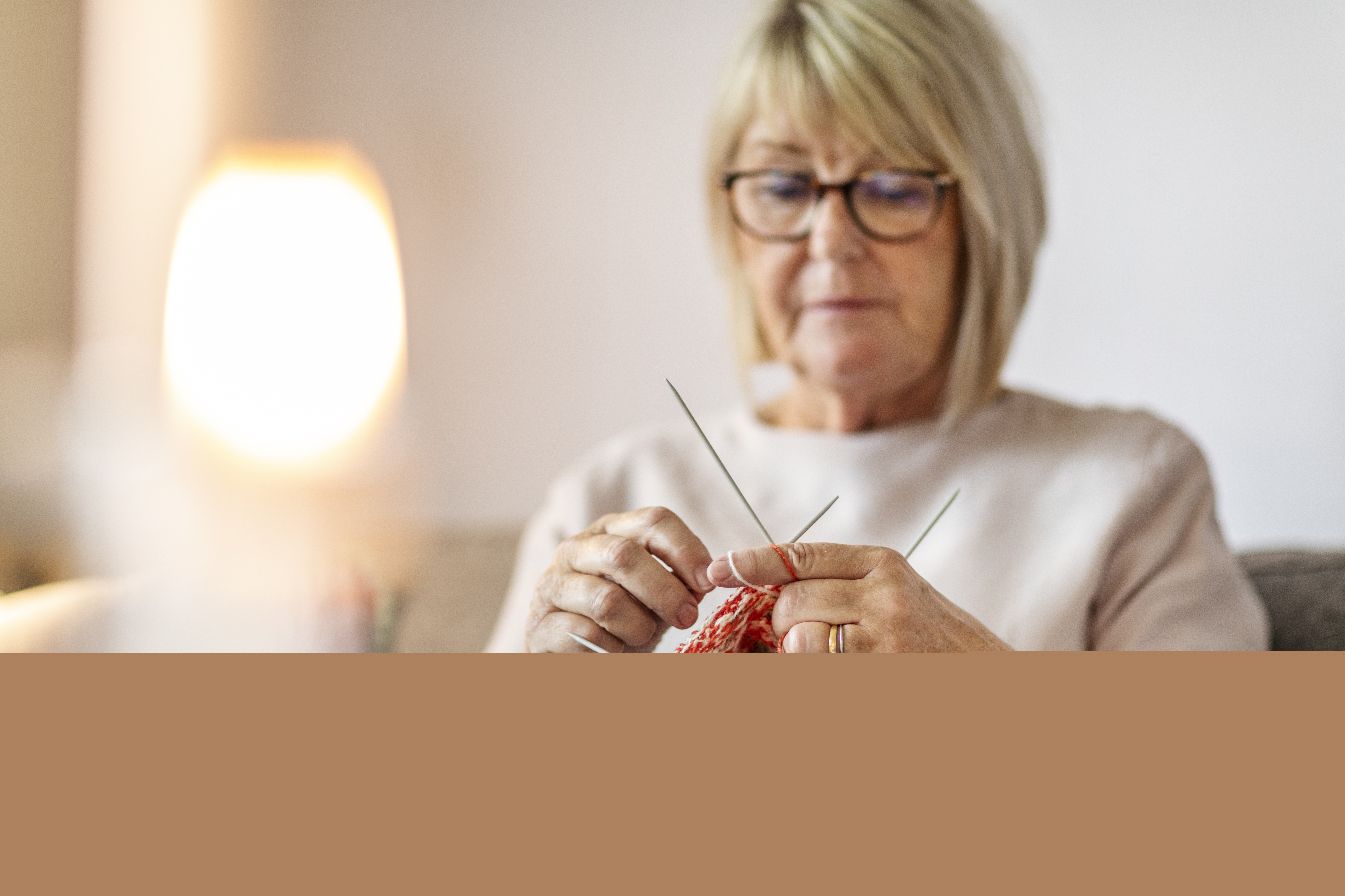 En kvinna sitter och stickar.