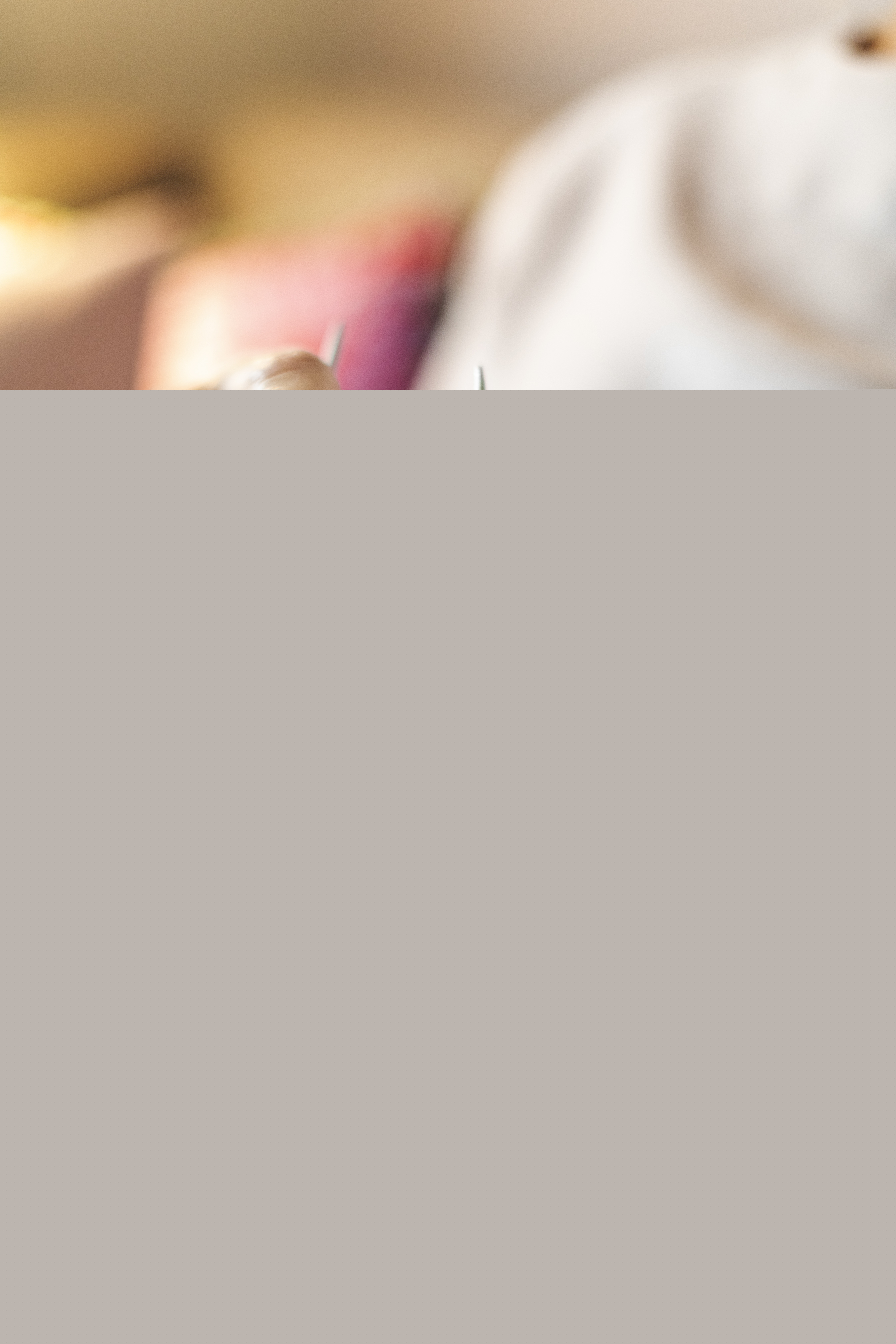 Någon sitter och stickar.