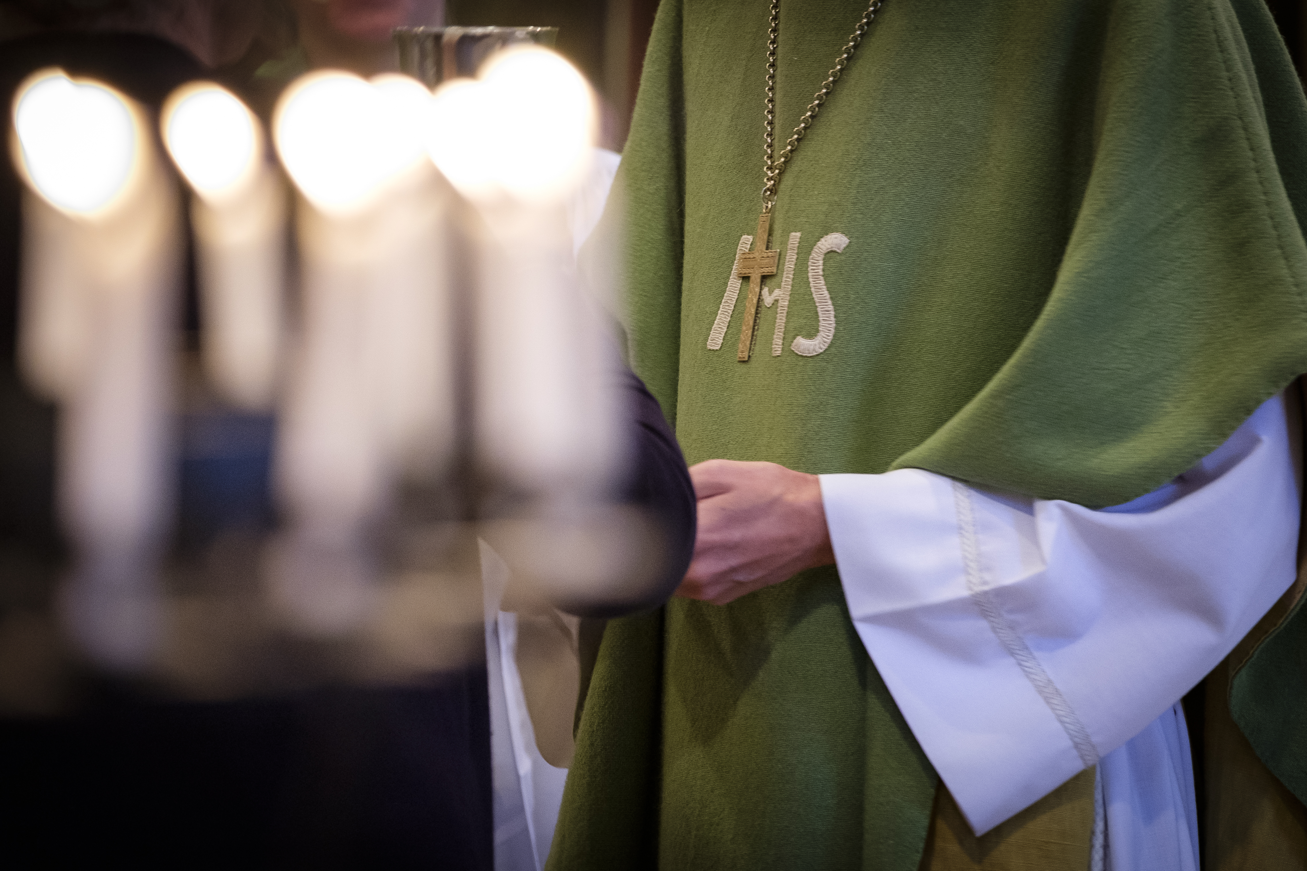 En biskop i grön kåpa.