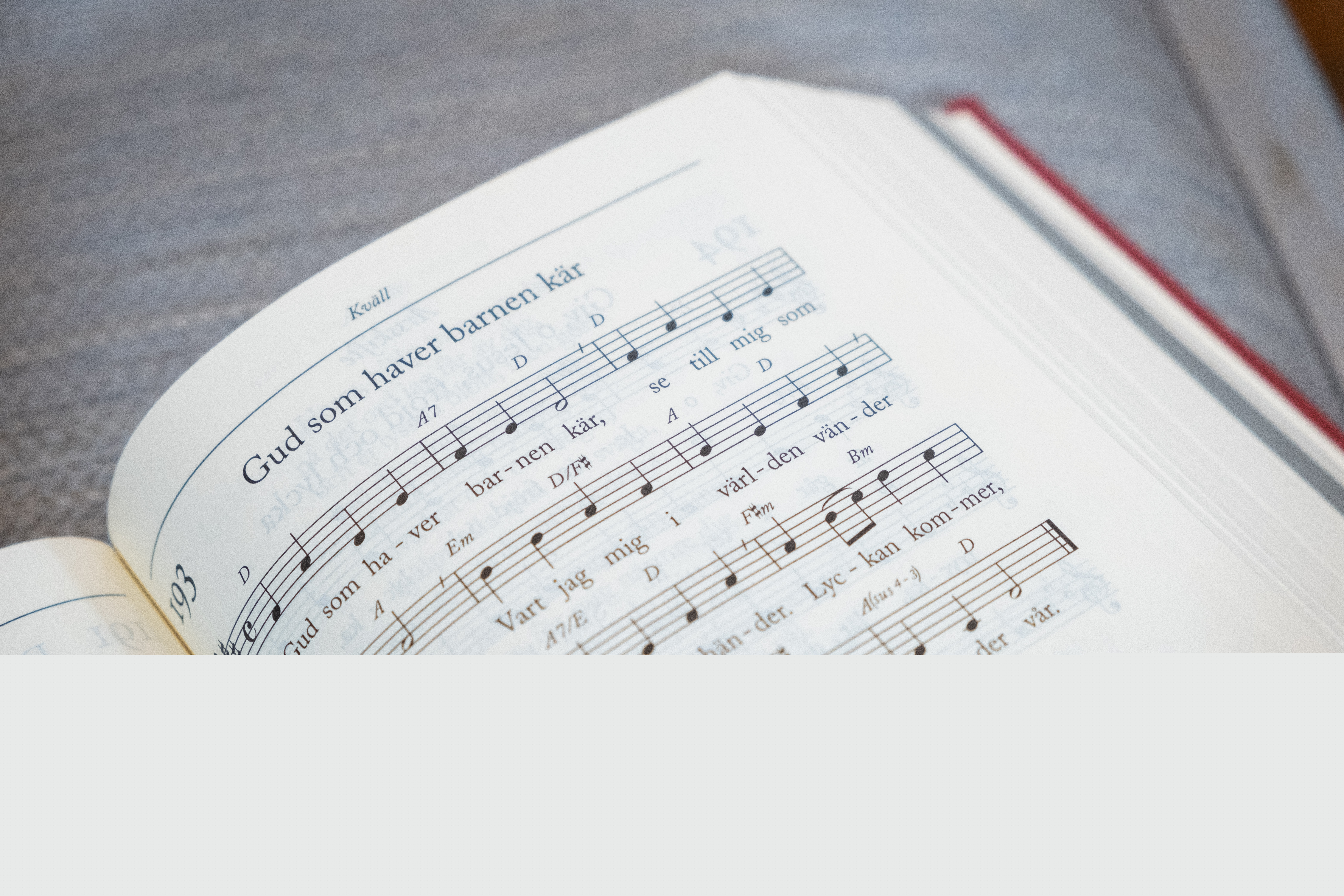 En psalmbok är uppslagen på Gud som haver barnen kär.