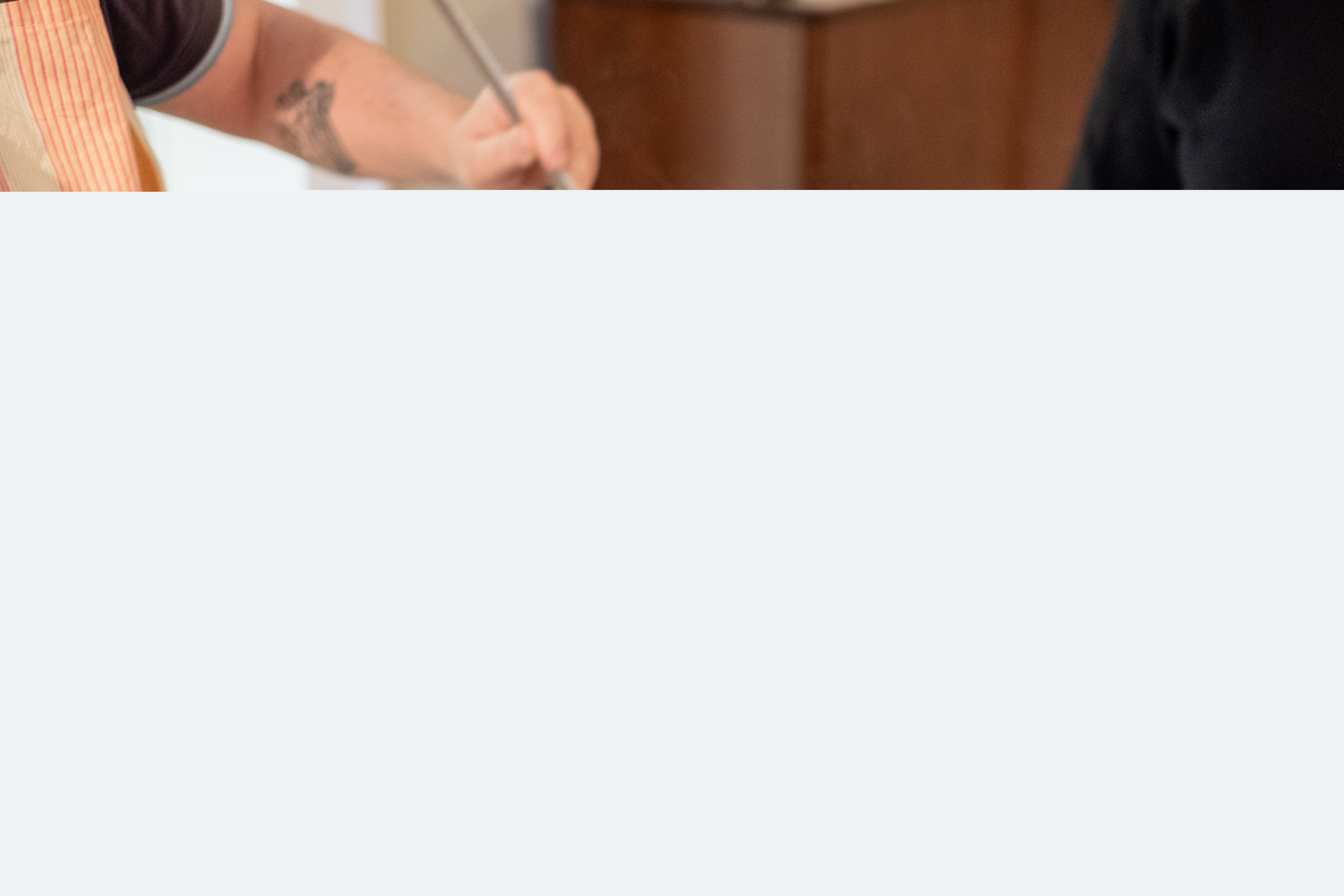 Någon står och serverar soppa.