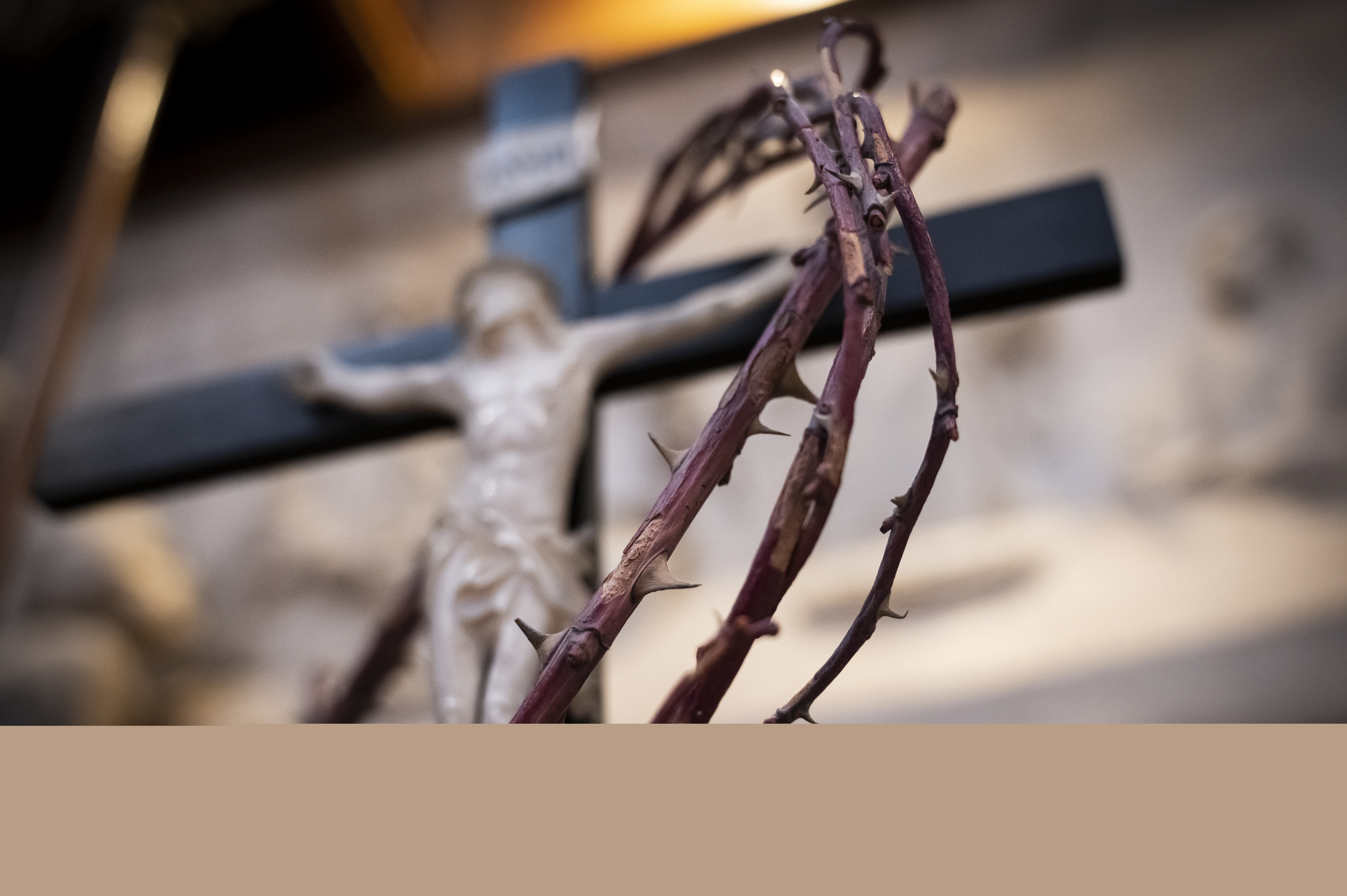 En törnekrona hänger runt ett krucifix.