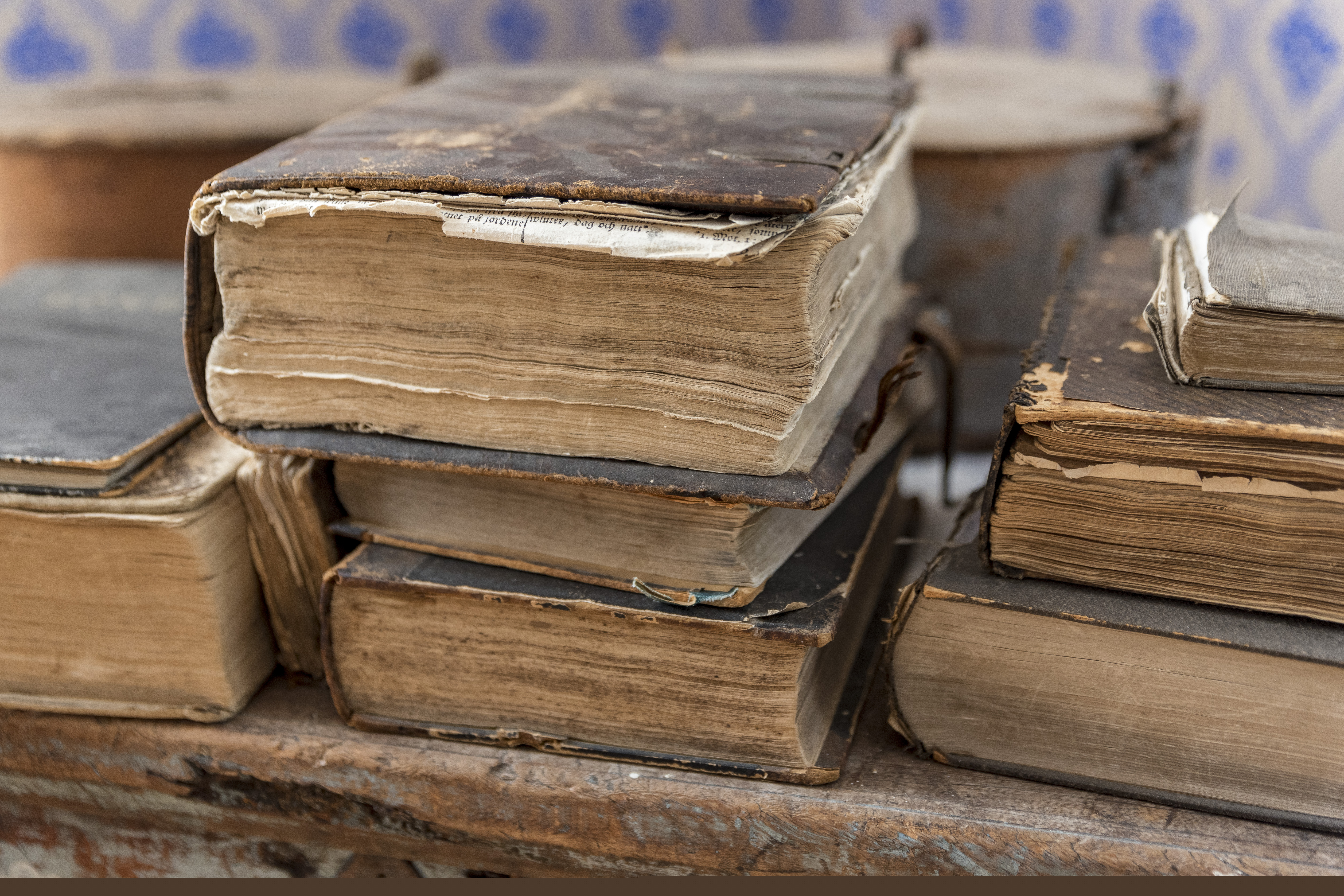Travar av gamla böcker.