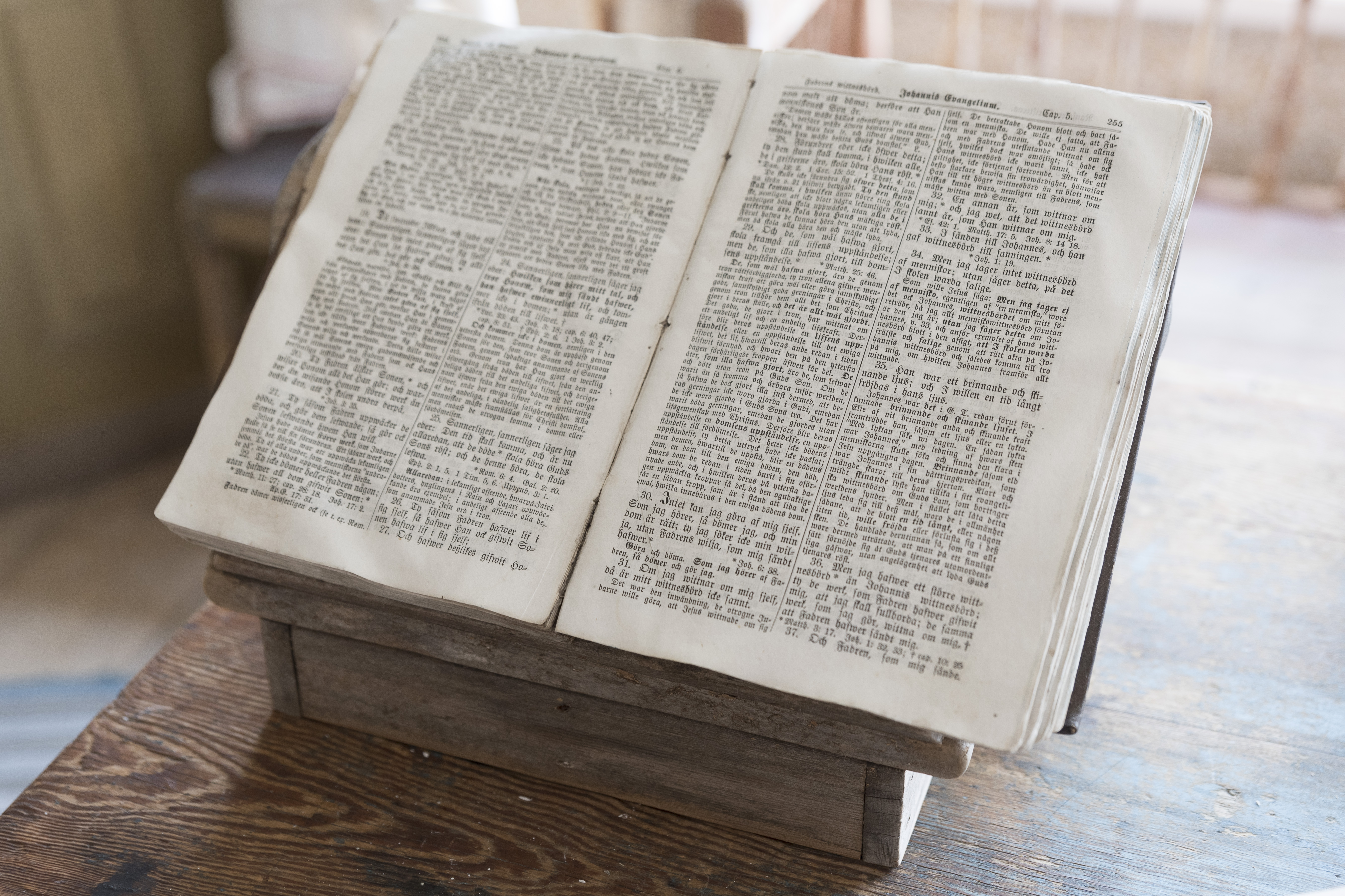 En gammal bibel ligger uppslagen på ett bord.