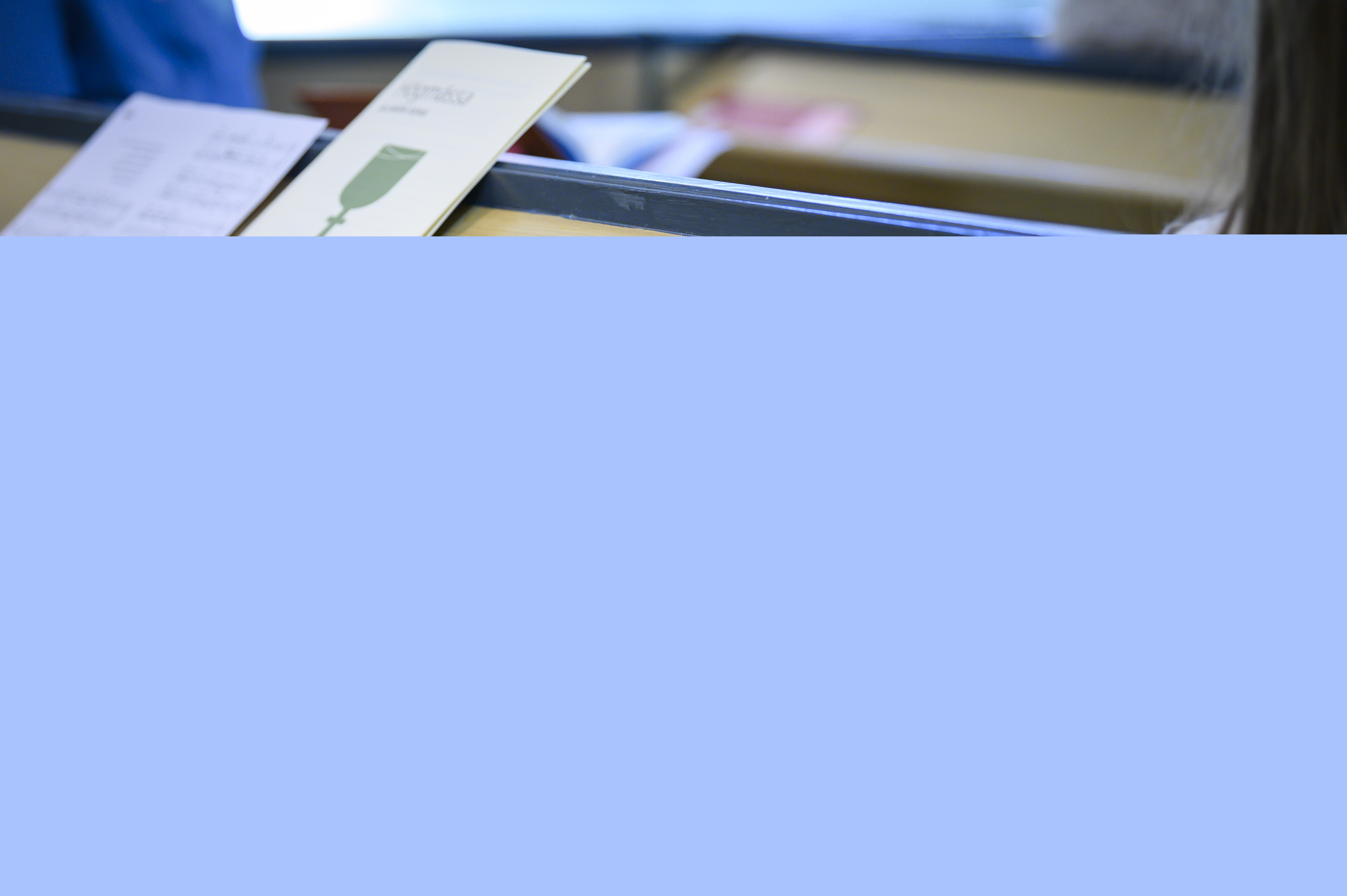 En Pippi Långstrump-docka ligger i kyrkbänkens fack.