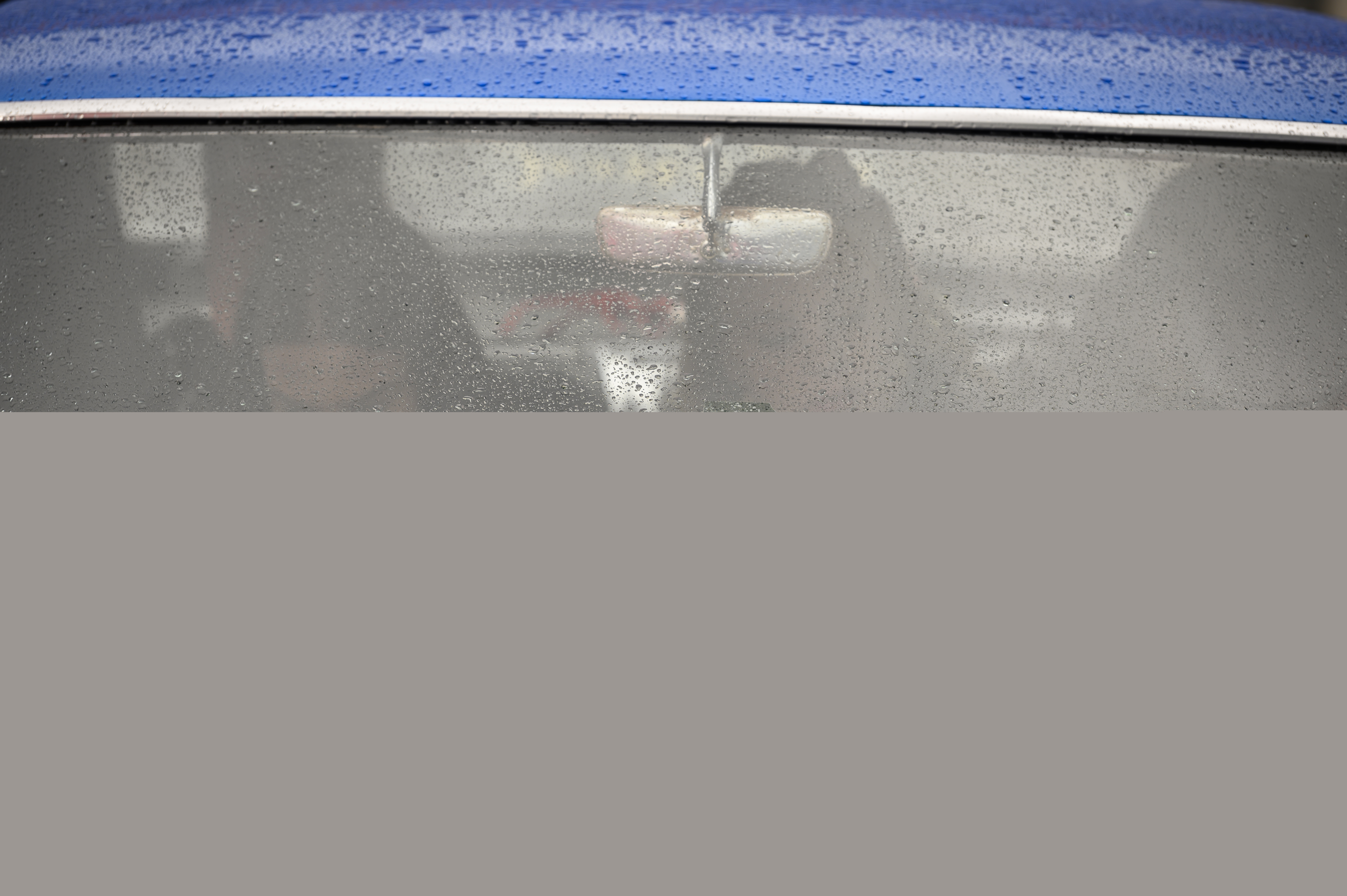 En blå bil med en skylt med texten Just married i framrutan.