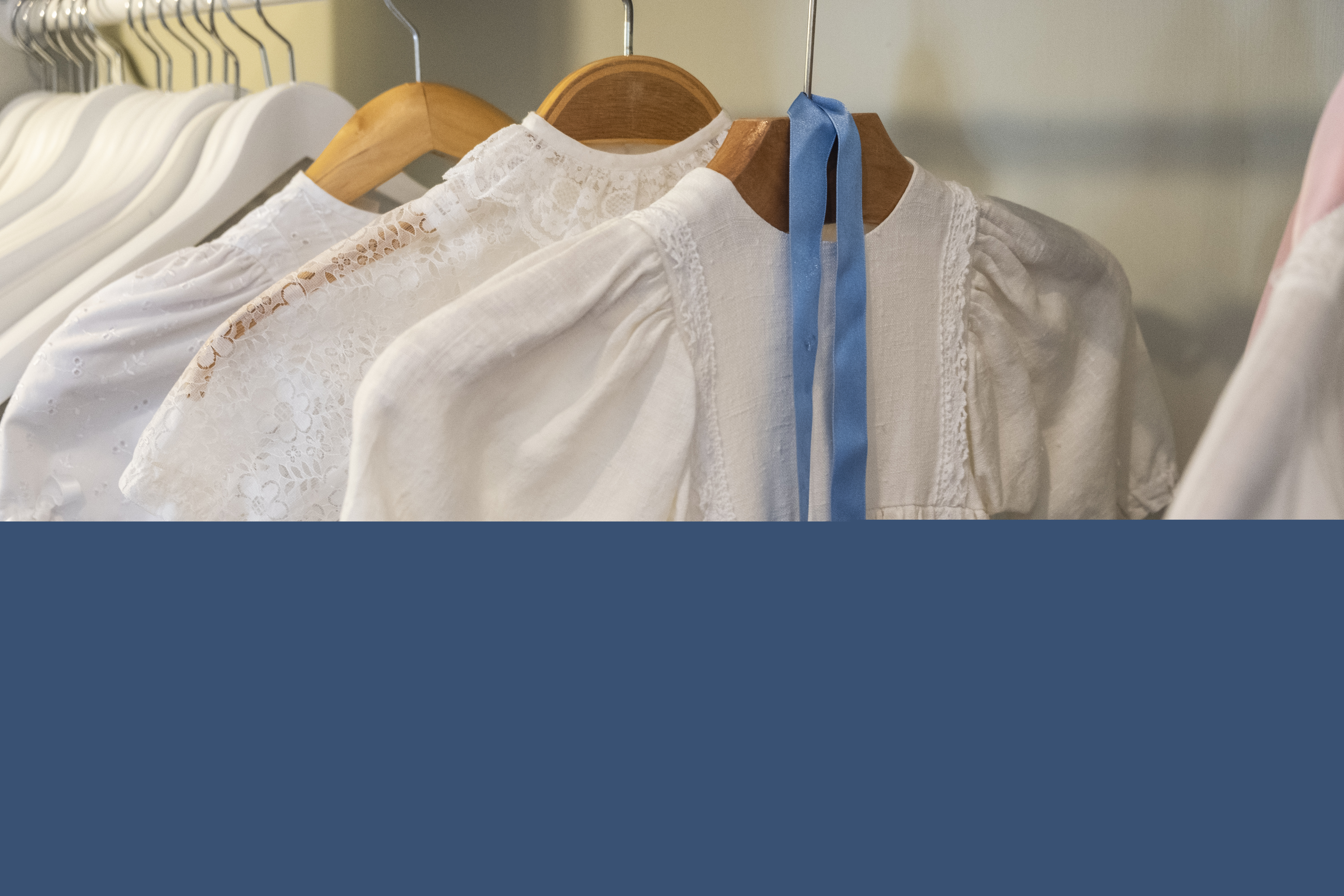 Dopklänningar som hänger på galgar.