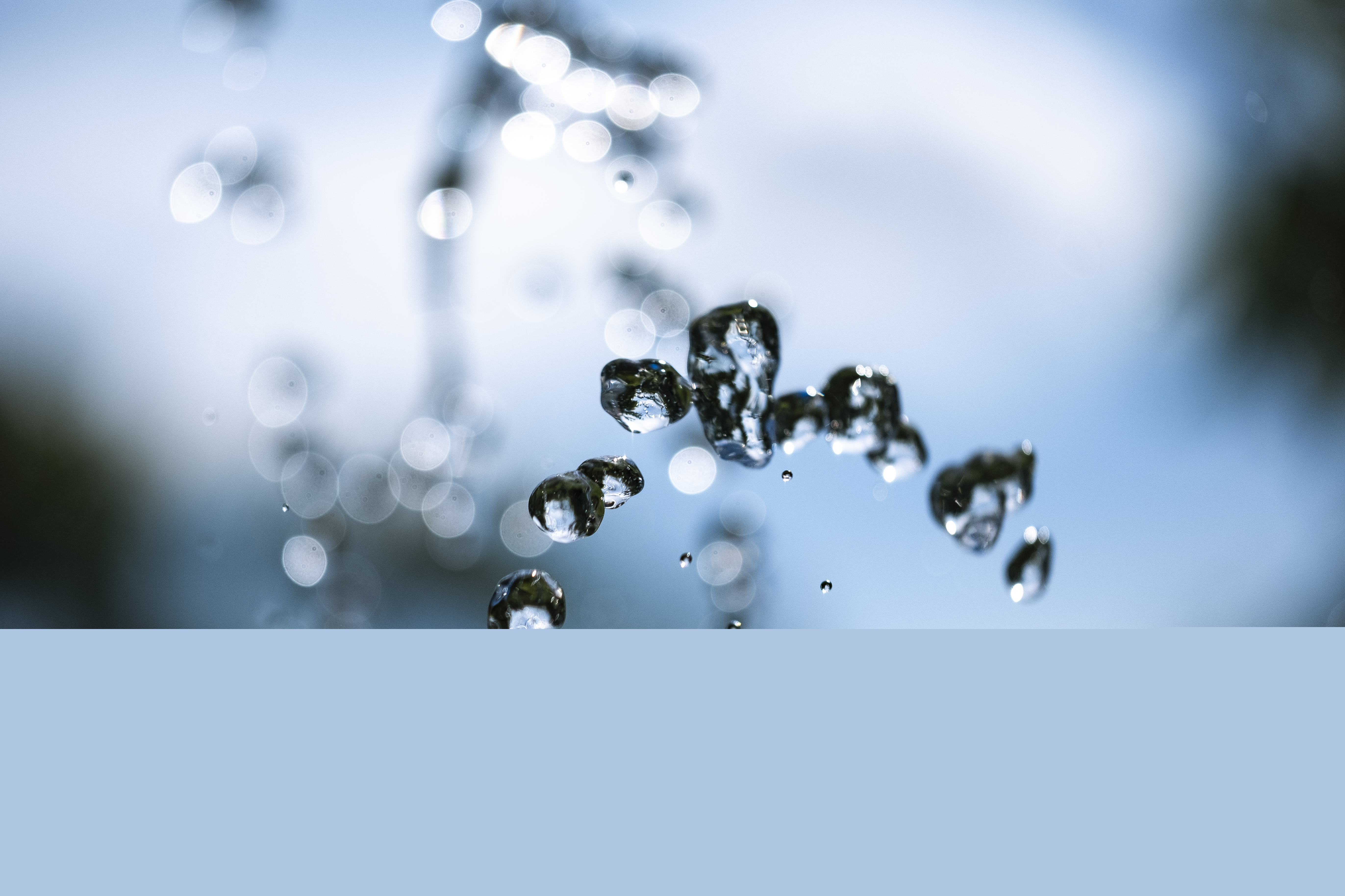 Droppar av vatten som far genom i luften.