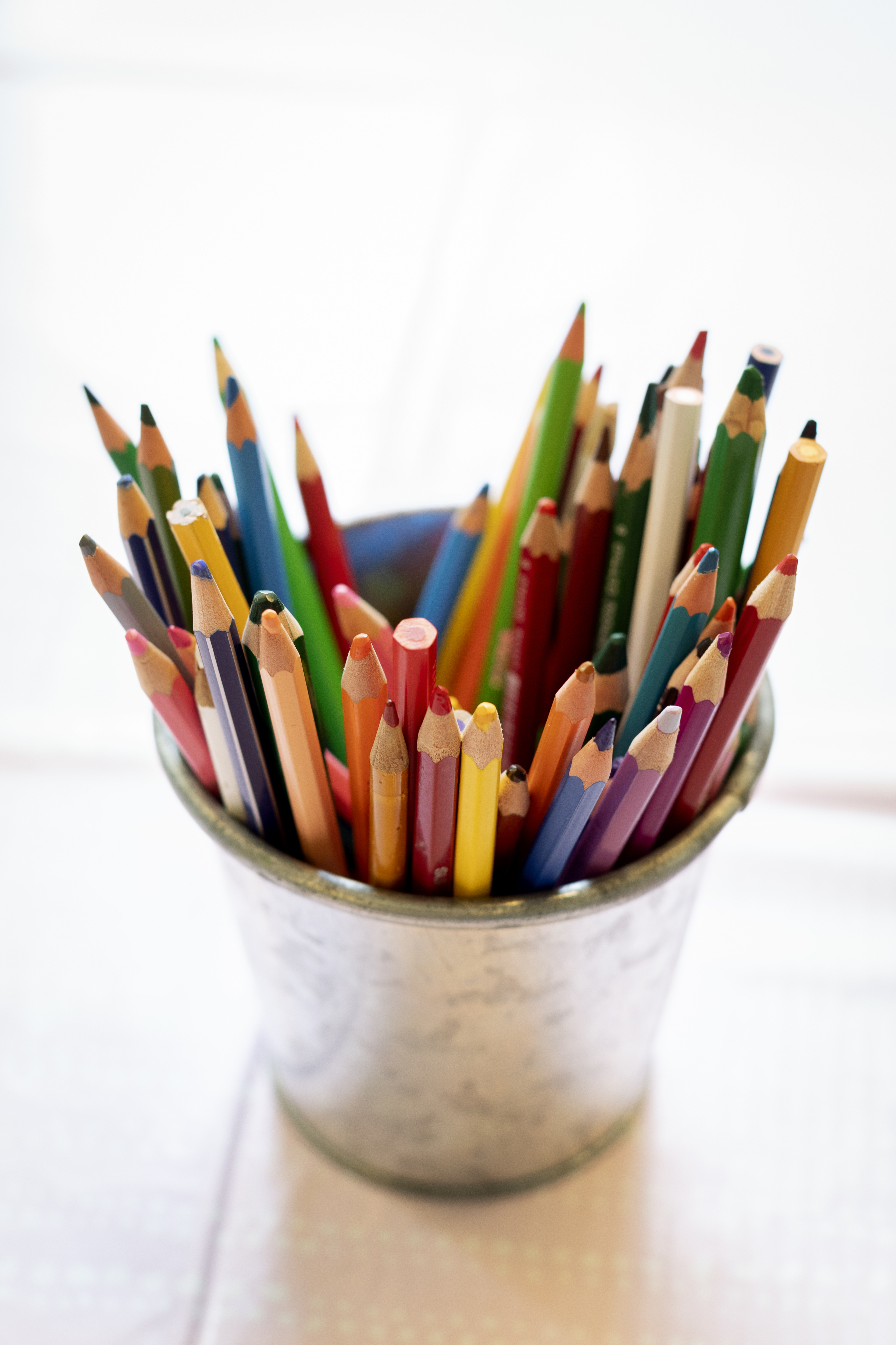 En metallburk med färggranna pennor.